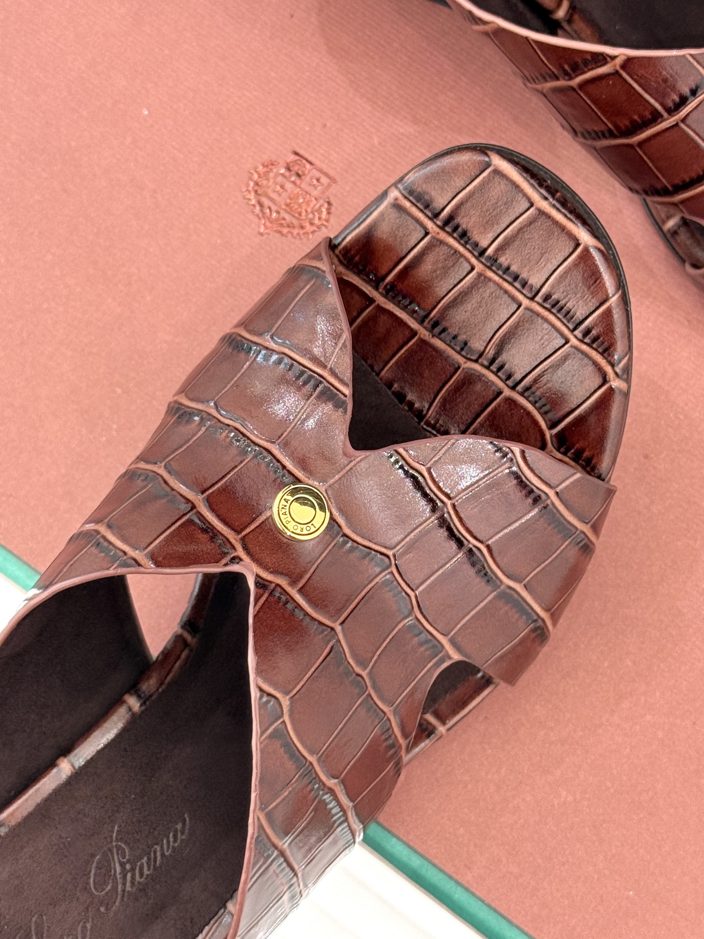 
Loro Piana/ LP  经典复古
绝美平底坡跟拖鞋
简约即时髦 松弛的高级感
感受夏日感高级穿