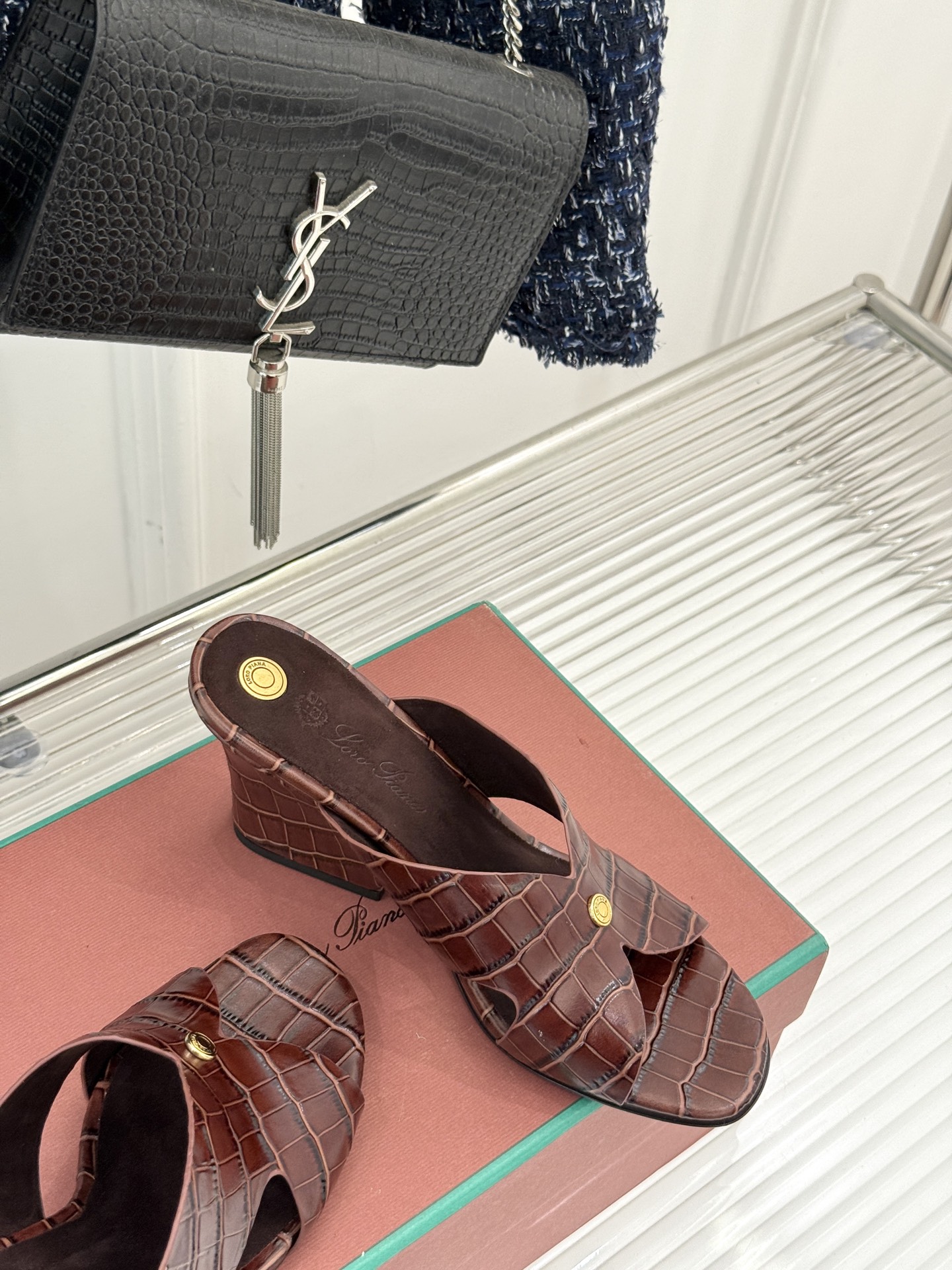 
Loro Piana/ LP  经典复古
绝美平底坡跟拖鞋
简约即时髦 松弛的高级感
感受夏日感高级穿