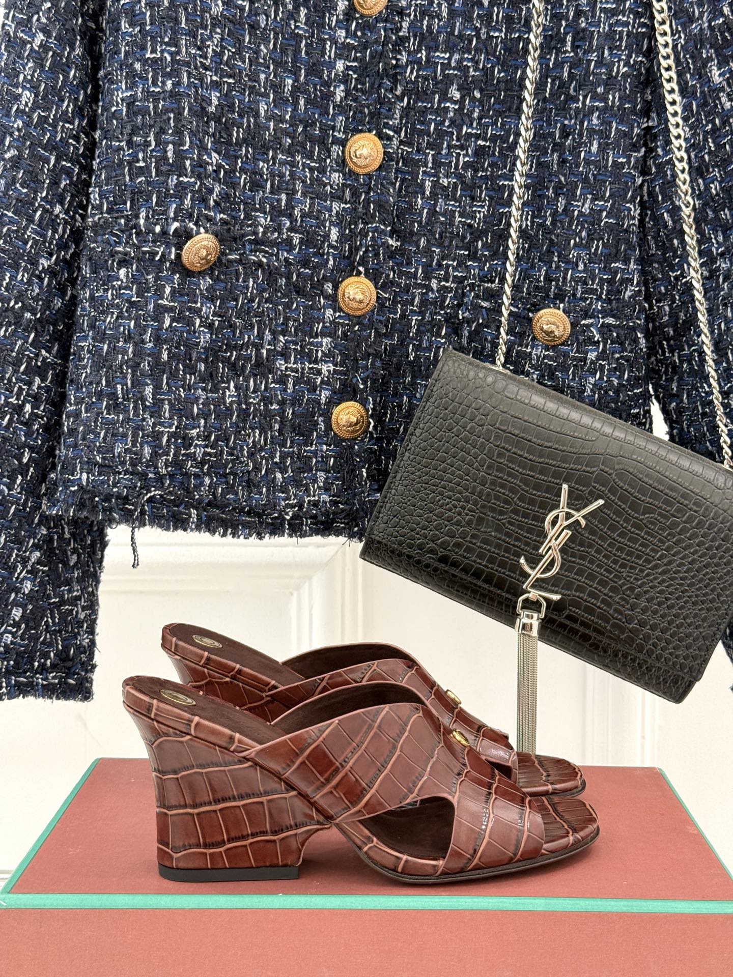 
Loro Piana/ LP  经典复古
绝美平底坡跟拖鞋
简约即时髦 松弛的高级感
感受夏日感高级穿