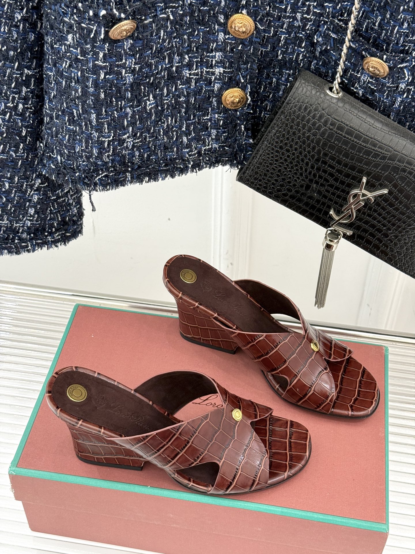 
Loro Piana/ LP  经典复古
绝美平底坡跟拖鞋
简约即时髦 松弛的高级感
感受夏日感高级穿