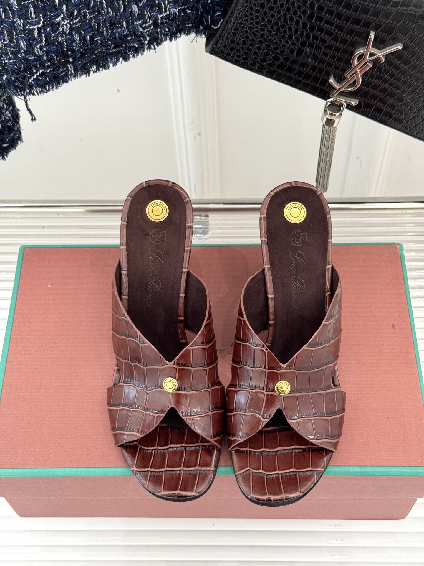
Loro Piana/ LP  经典复古
绝美平底坡跟拖鞋
简约即时髦 松弛的高级感
感受夏日感高级穿