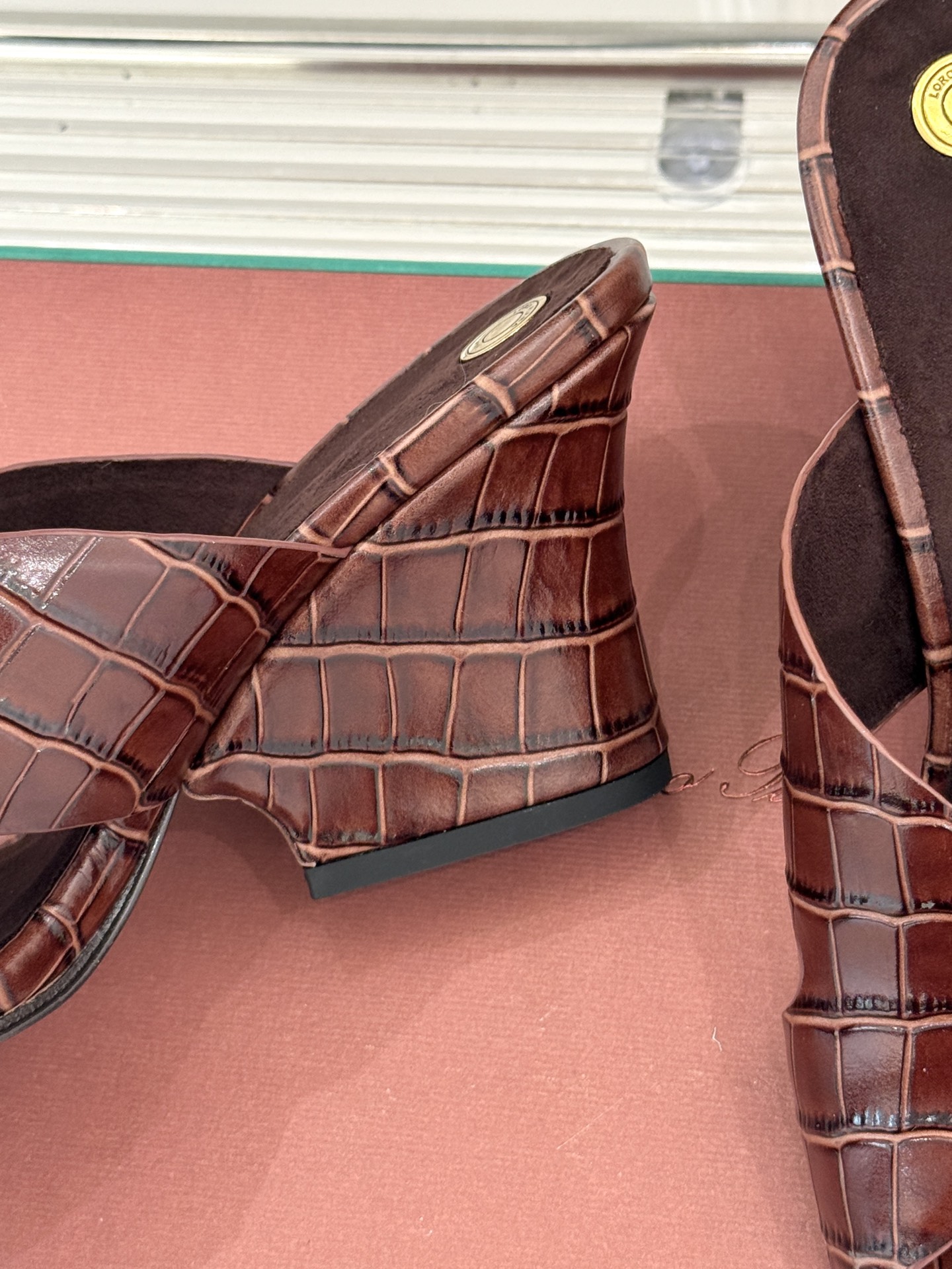 
Loro Piana/ LP  经典复古
绝美平底坡跟拖鞋
简约即时髦 松弛的高级感
感受夏日感高级穿