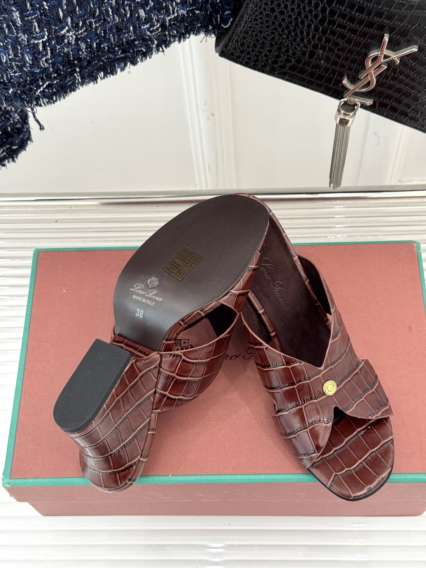 
Loro Piana/ LP  经典复古
绝美平底坡跟拖鞋
简约即时髦 松弛的高级感
感受夏日感高级穿