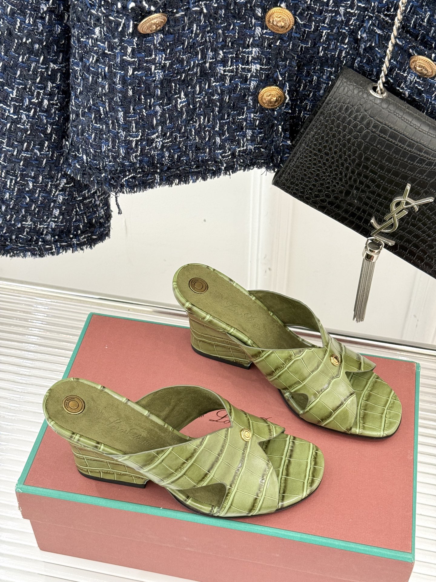 
Loro Piana/ LP  经典复古
绝美平底坡跟拖鞋
简约即时髦 松弛的高级感
感受夏日感高级穿