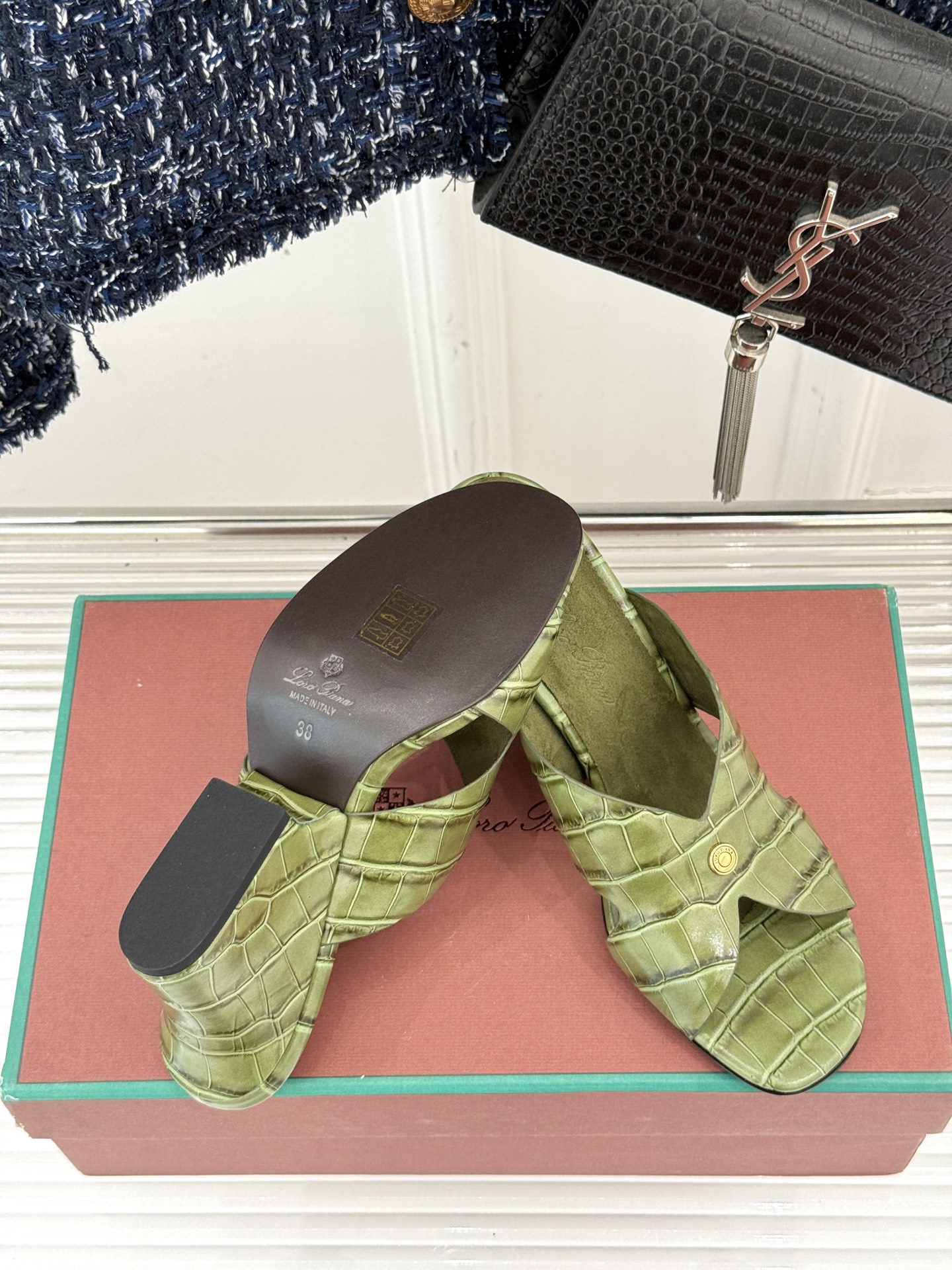 
Loro Piana/ LP  经典复古
绝美平底坡跟拖鞋
简约即时髦 松弛的高级感
感受夏日感高级穿