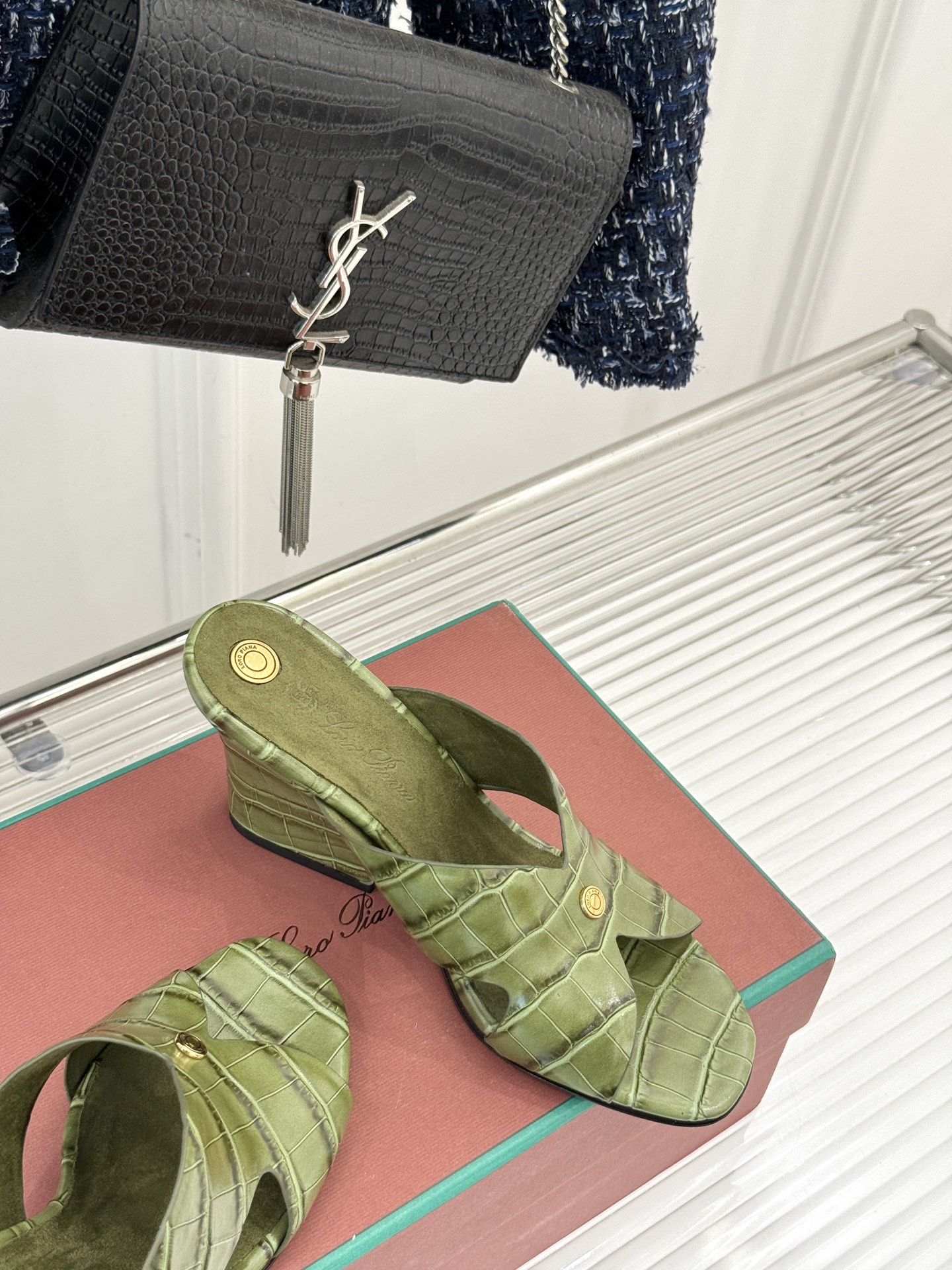 
Loro Piana/ LP  经典复古
绝美平底坡跟拖鞋
简约即时髦 松弛的高级感
感受夏日感高级穿
