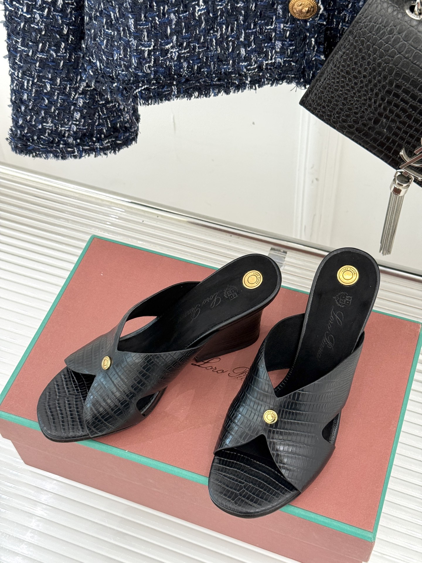 
Loro Piana/ LP  经典复古
绝美平底坡跟拖鞋
简约即时髦 松弛的高级感
感受夏日感高级穿