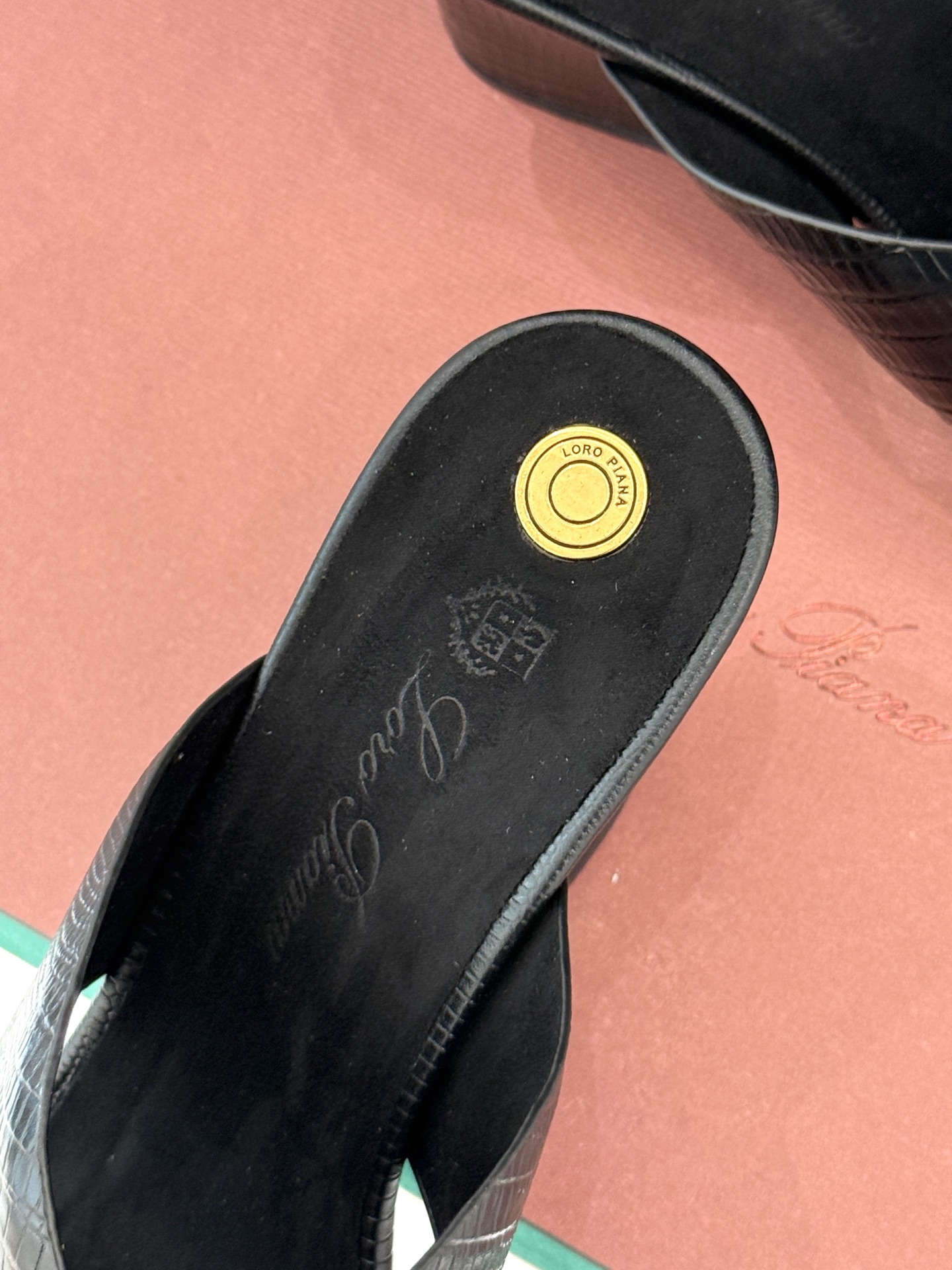 
Loro Piana/ LP  经典复古
绝美平底坡跟拖鞋
简约即时髦 松弛的高级感
感受夏日感高级穿
