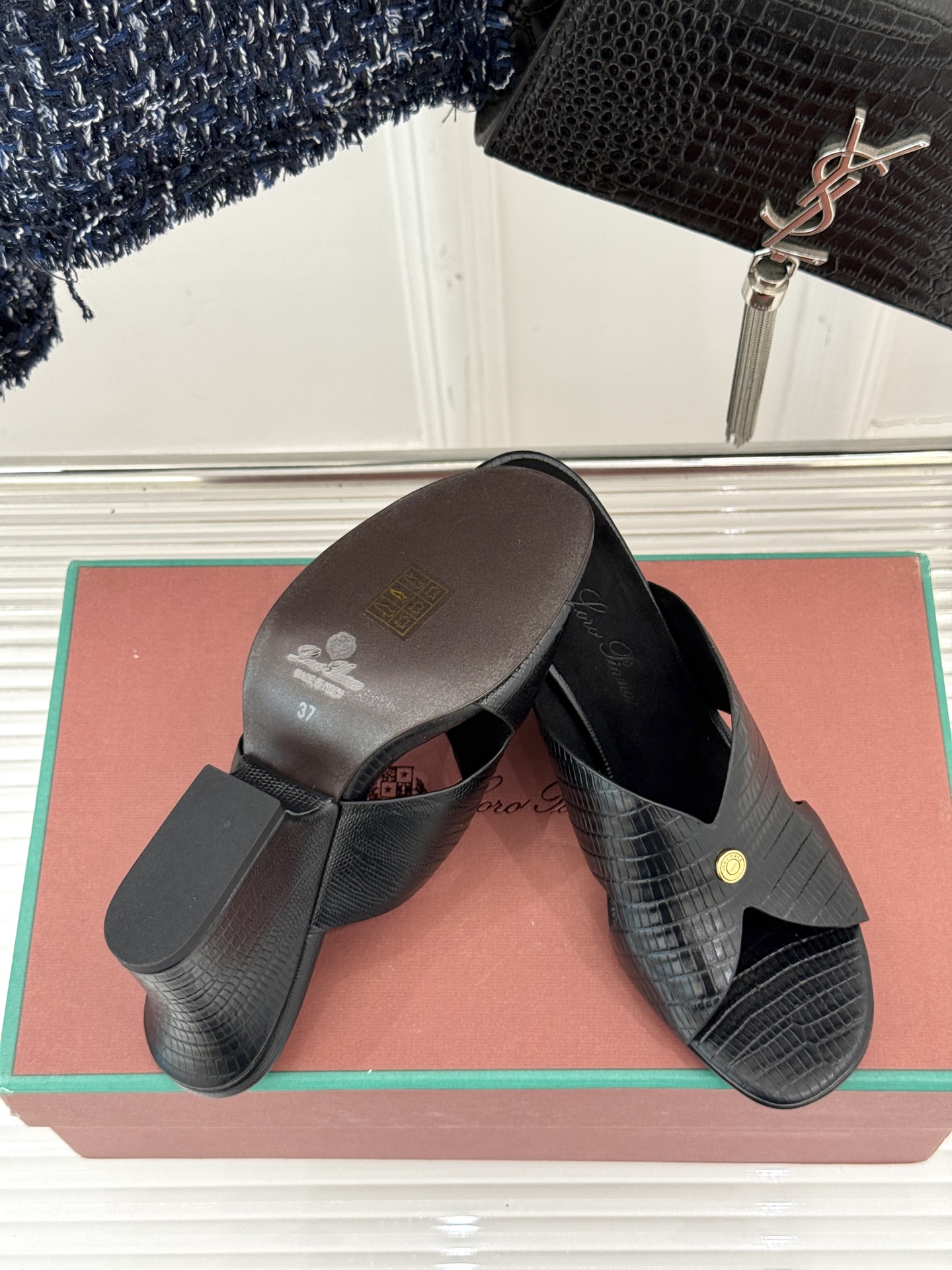 
Loro Piana/ LP  经典复古
绝美平底坡跟拖鞋
简约即时髦 松弛的高级感
感受夏日感高级穿