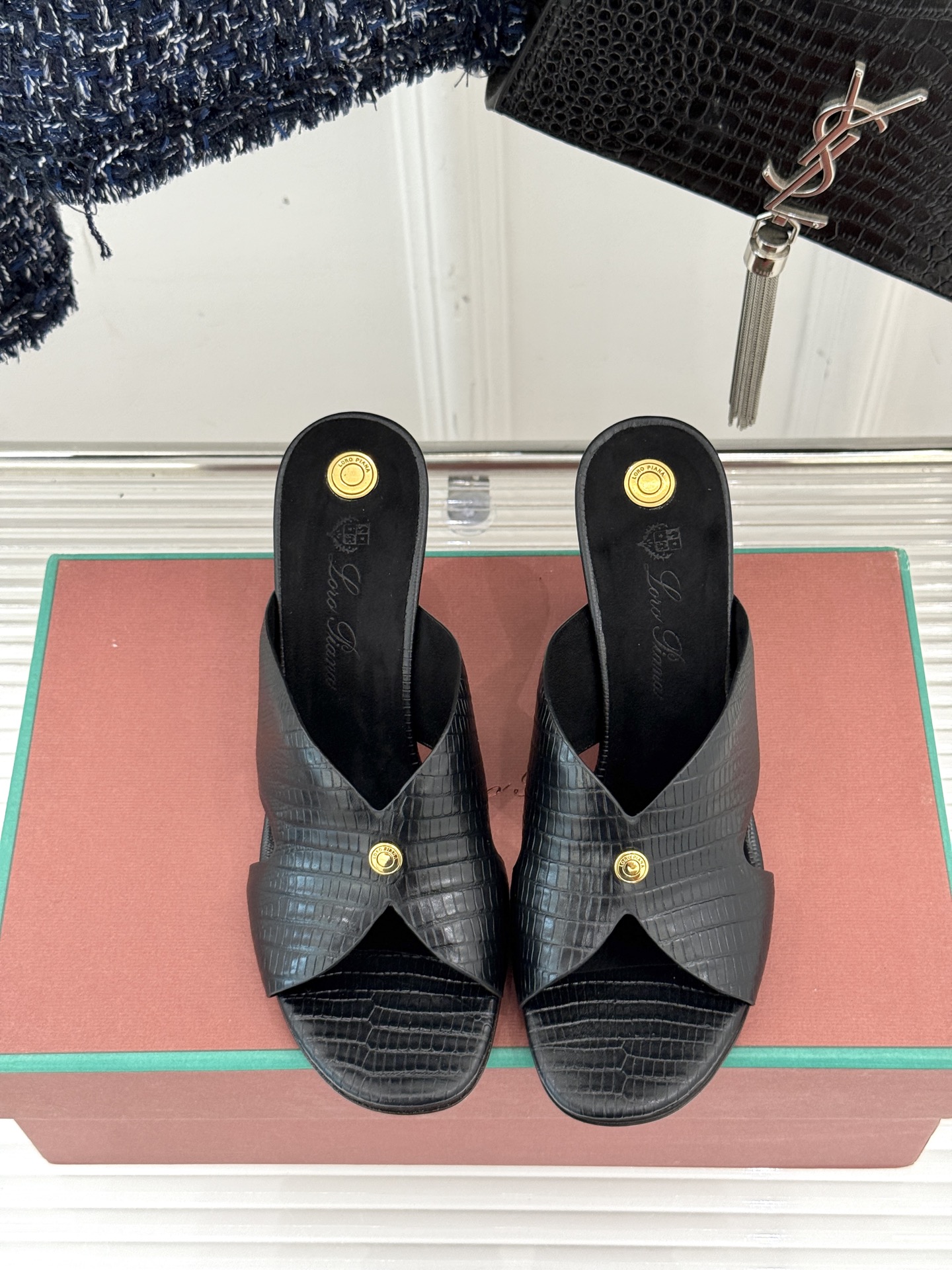 
Loro Piana/ LP  经典复古
绝美平底坡跟拖鞋
简约即时髦 松弛的高级感
感受夏日感高级穿