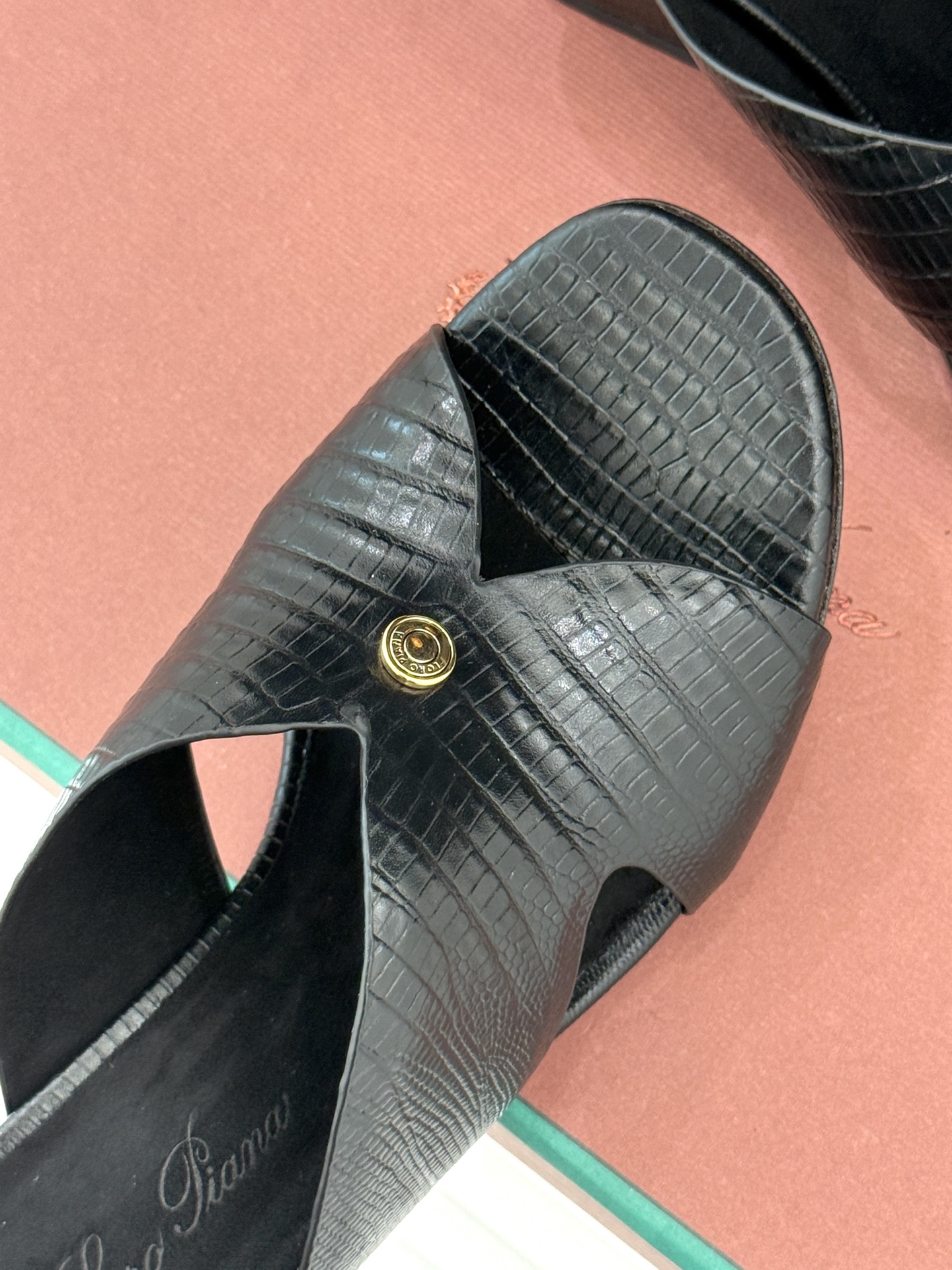 
Loro Piana/ LP  经典复古
绝美平底坡跟拖鞋
简约即时髦 松弛的高级感
感受夏日感高级穿