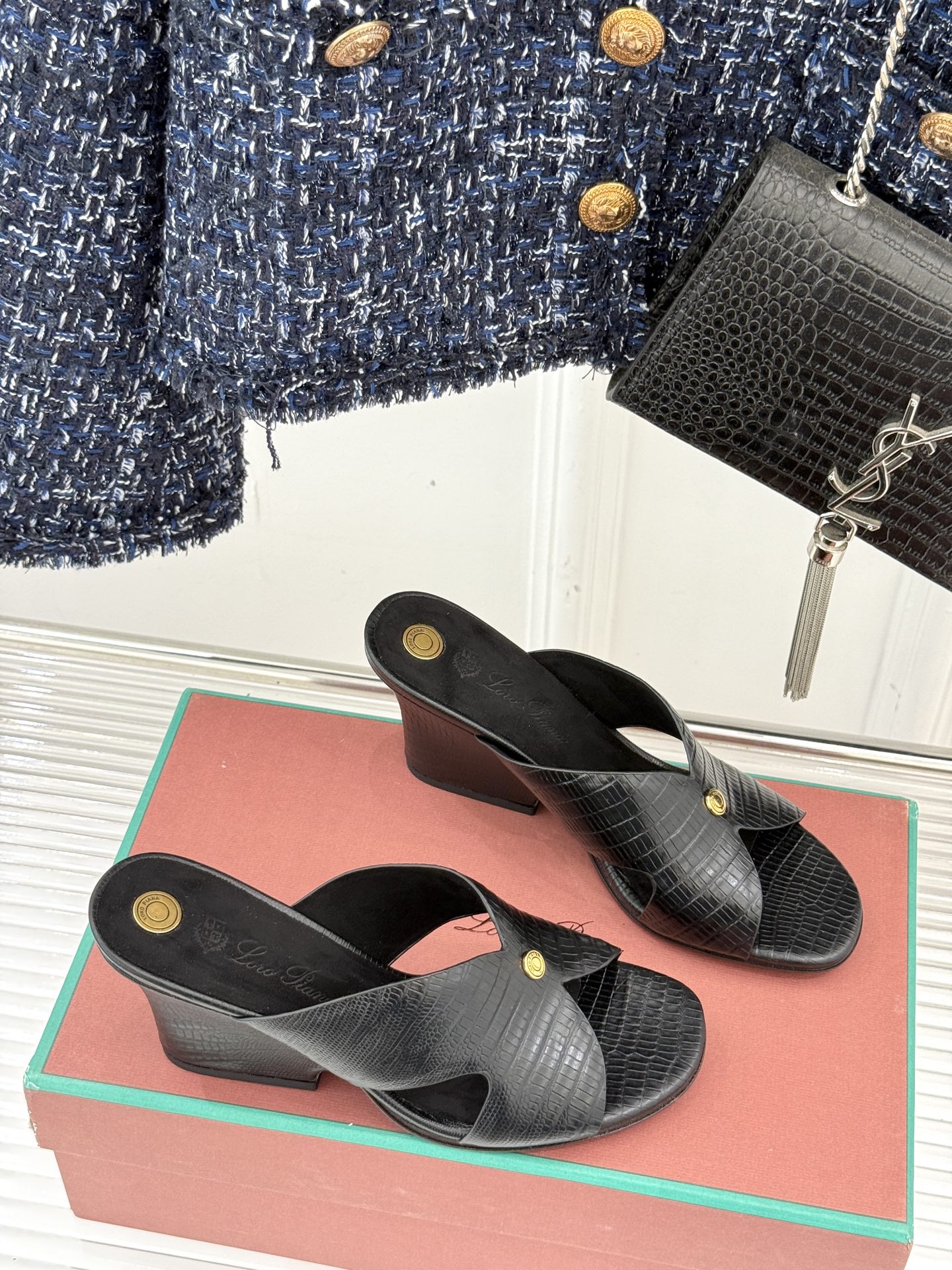 
Loro Piana/ LP  经典复古
绝美平底坡跟拖鞋
简约即时髦 松弛的高级感
感受夏日感高级穿