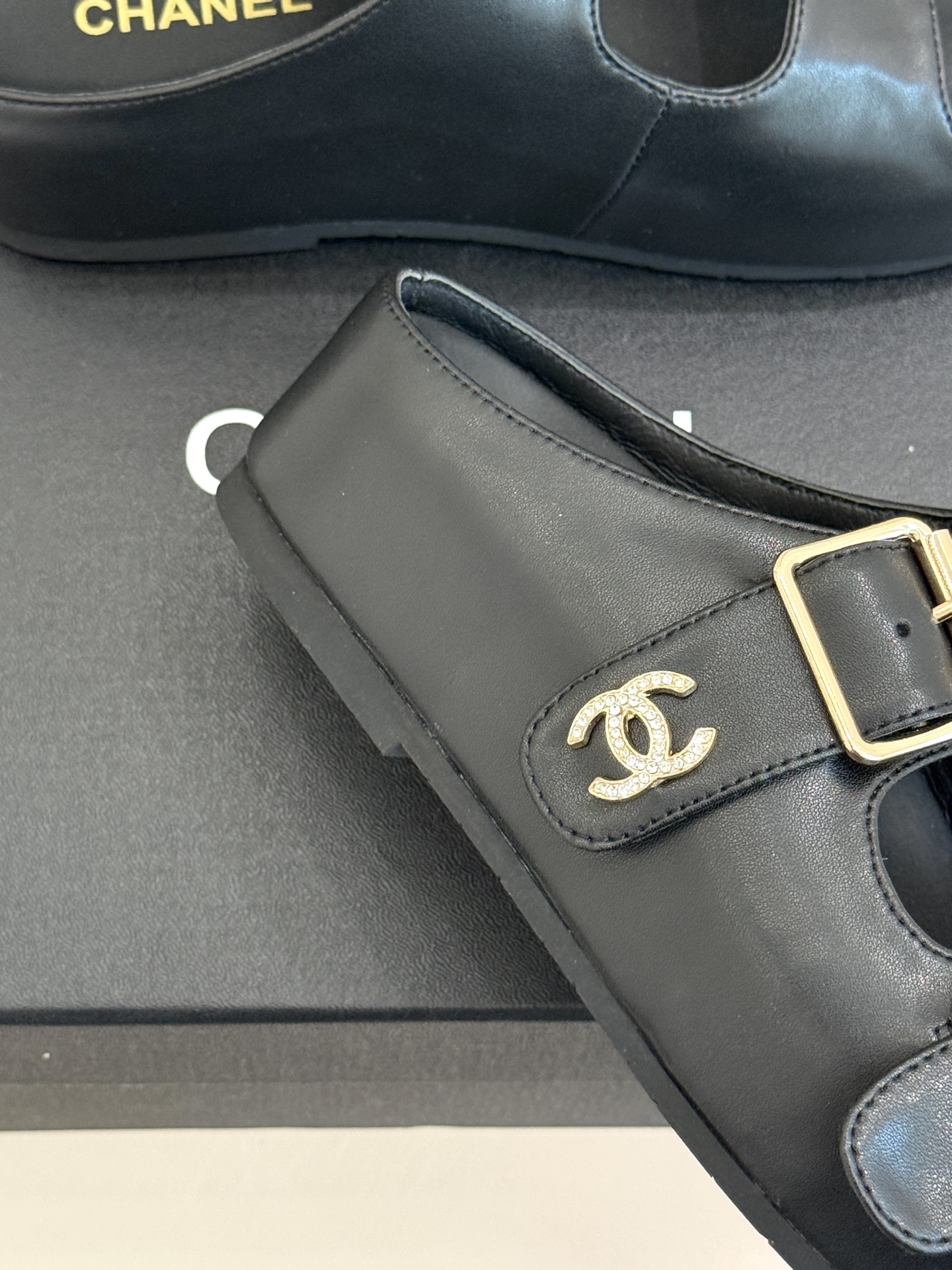 
CHANE* ｜小香25C春夏新品
麻绳菱格厚底拖鞋
小香独特的魅力占据着一席之地
成为时尚达人们的心