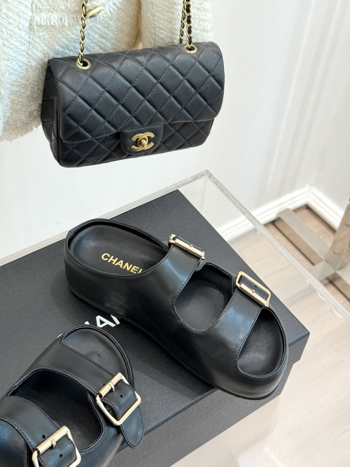 
CHANE* ｜小香25C春夏新品
麻绳菱格厚底拖鞋
小香独特的魅力占据着一席之地
成为时尚达人们的心