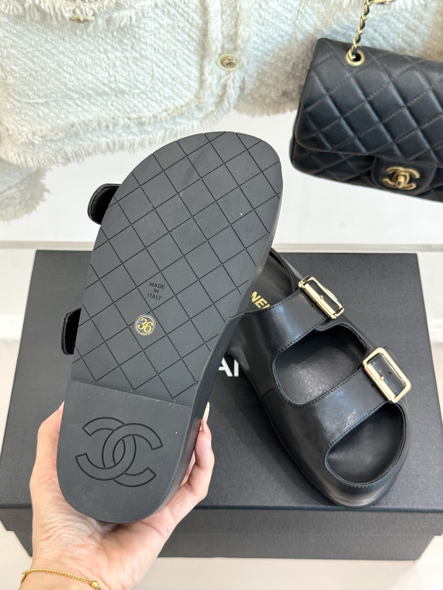 
CHANE* ｜小香25C春夏新品
麻绳菱格厚底拖鞋
小香独特的魅力占据着一席之地
成为时尚达人们的心