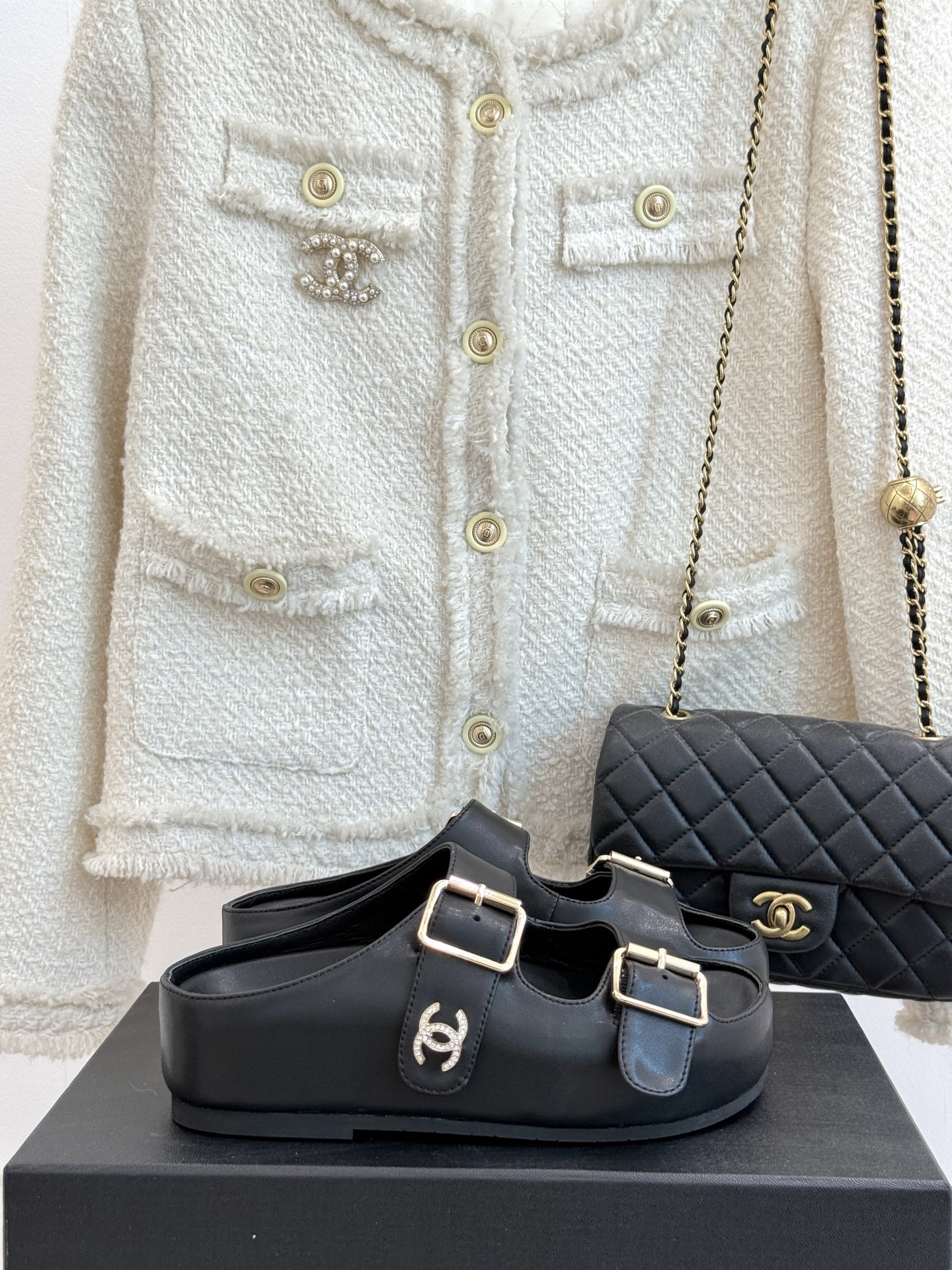 
CHANE* ｜小香25C春夏新品
麻绳菱格厚底拖鞋
小香独特的魅力占据着一席之地
成为时尚达人们的心