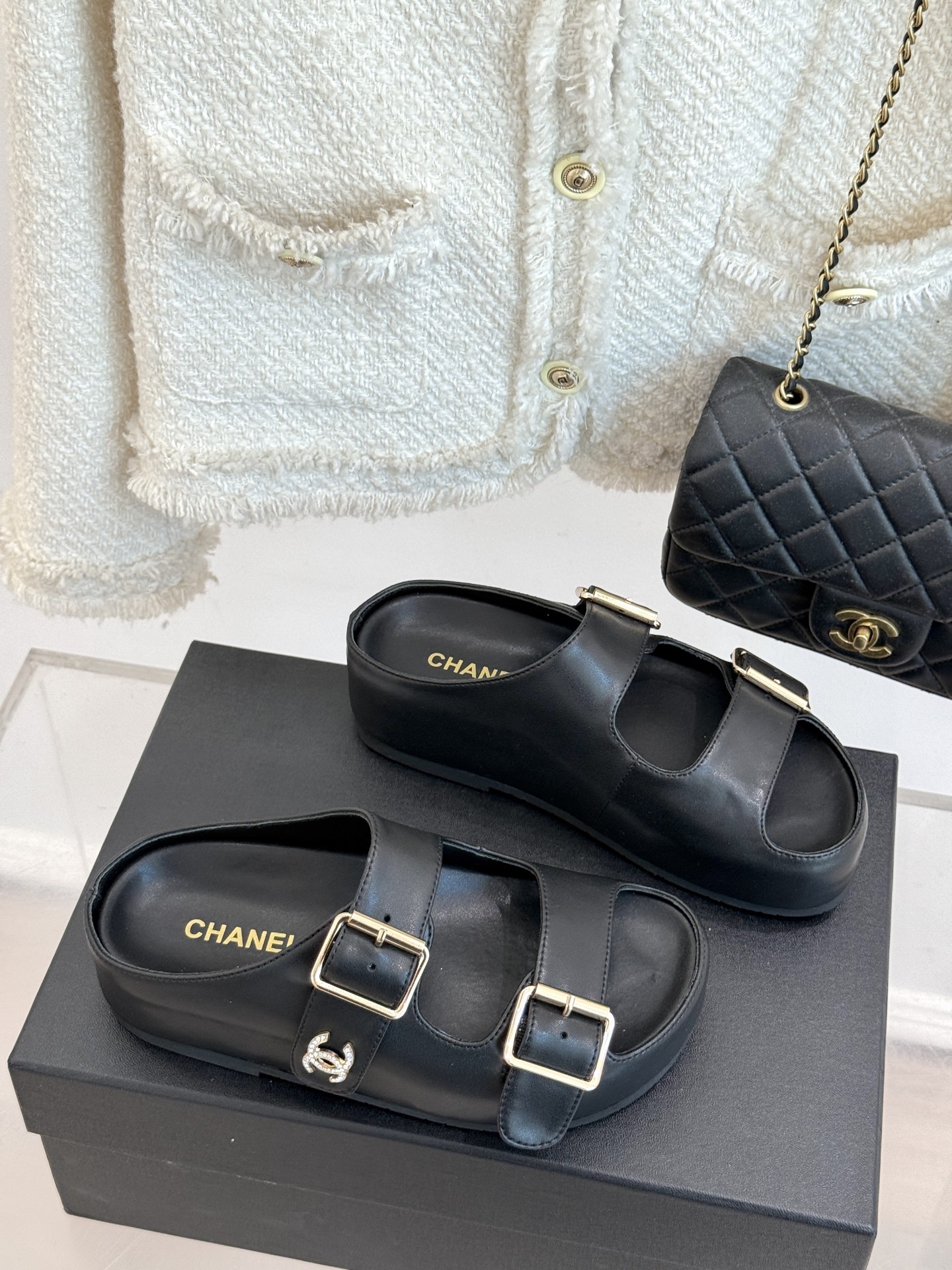 
CHANE* ｜小香25C春夏新品
麻绳菱格厚底拖鞋
小香独特的魅力占据着一席之地
成为时尚达人们的心