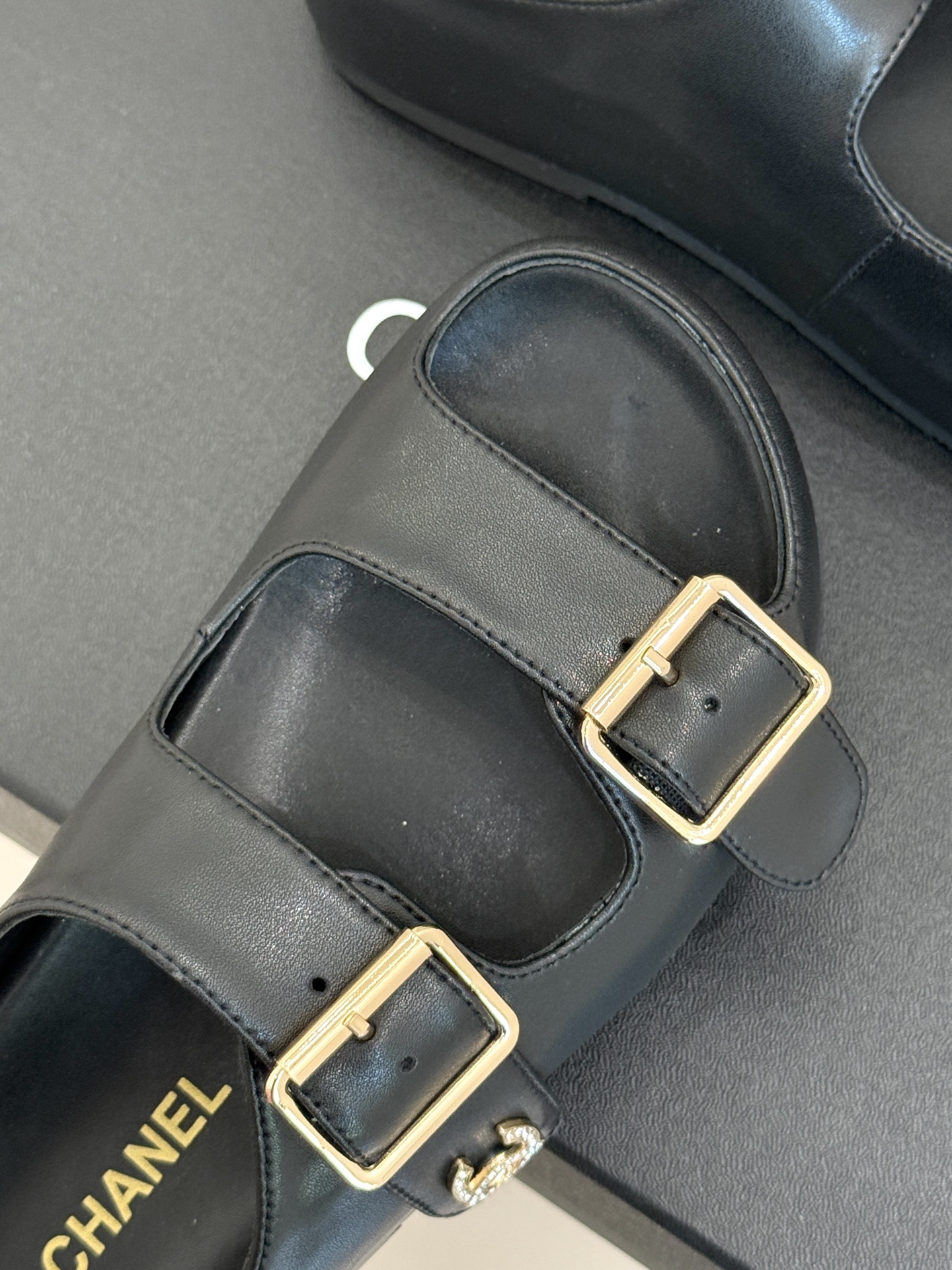 
CHANE* ｜小香25C春夏新品
麻绳菱格厚底拖鞋
小香独特的魅力占据着一席之地
成为时尚达人们的心