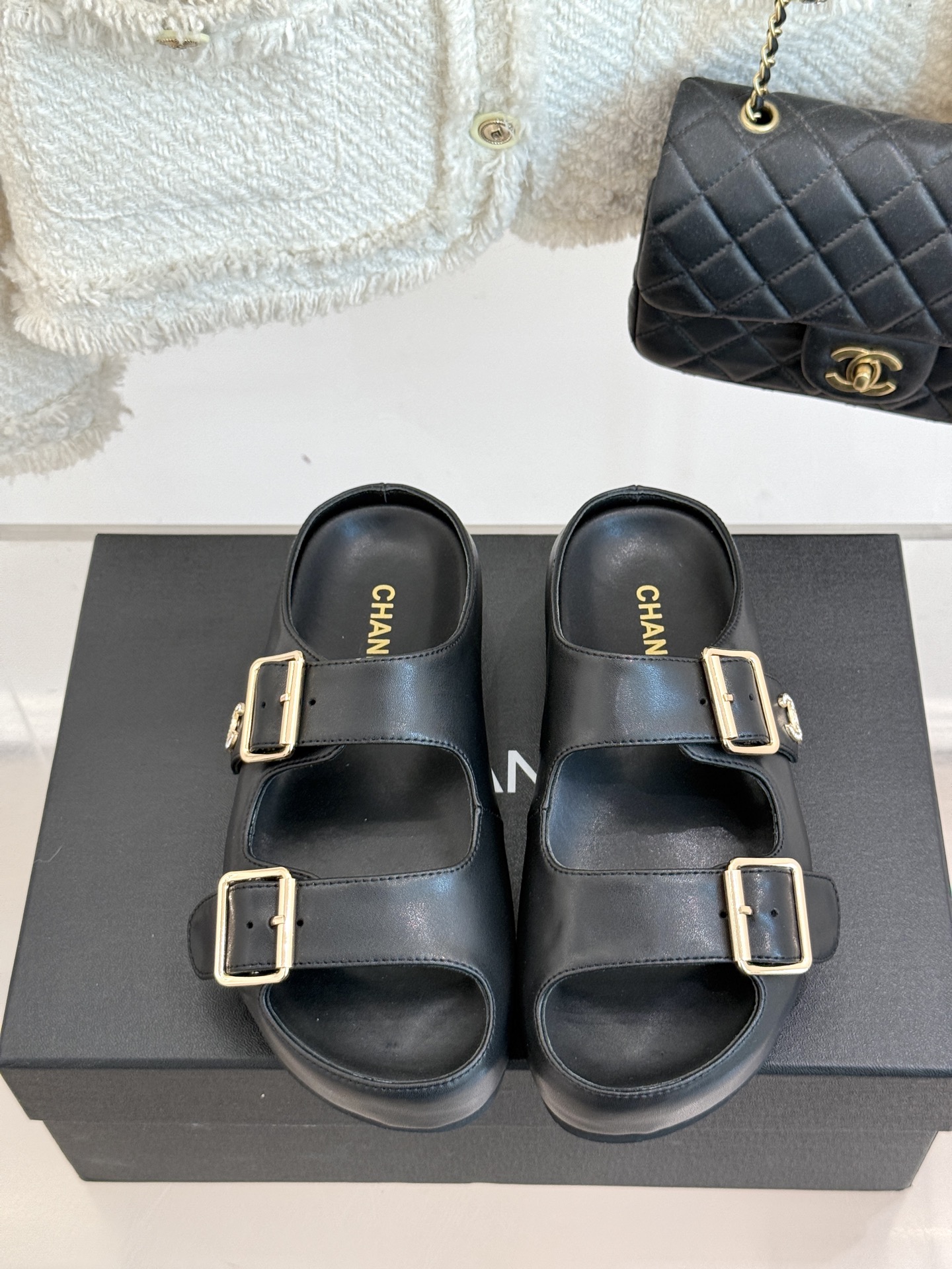 
CHANE* ｜小香25C春夏新品
麻绳菱格厚底拖鞋
小香独特的魅力占据着一席之地
成为时尚达人们的心