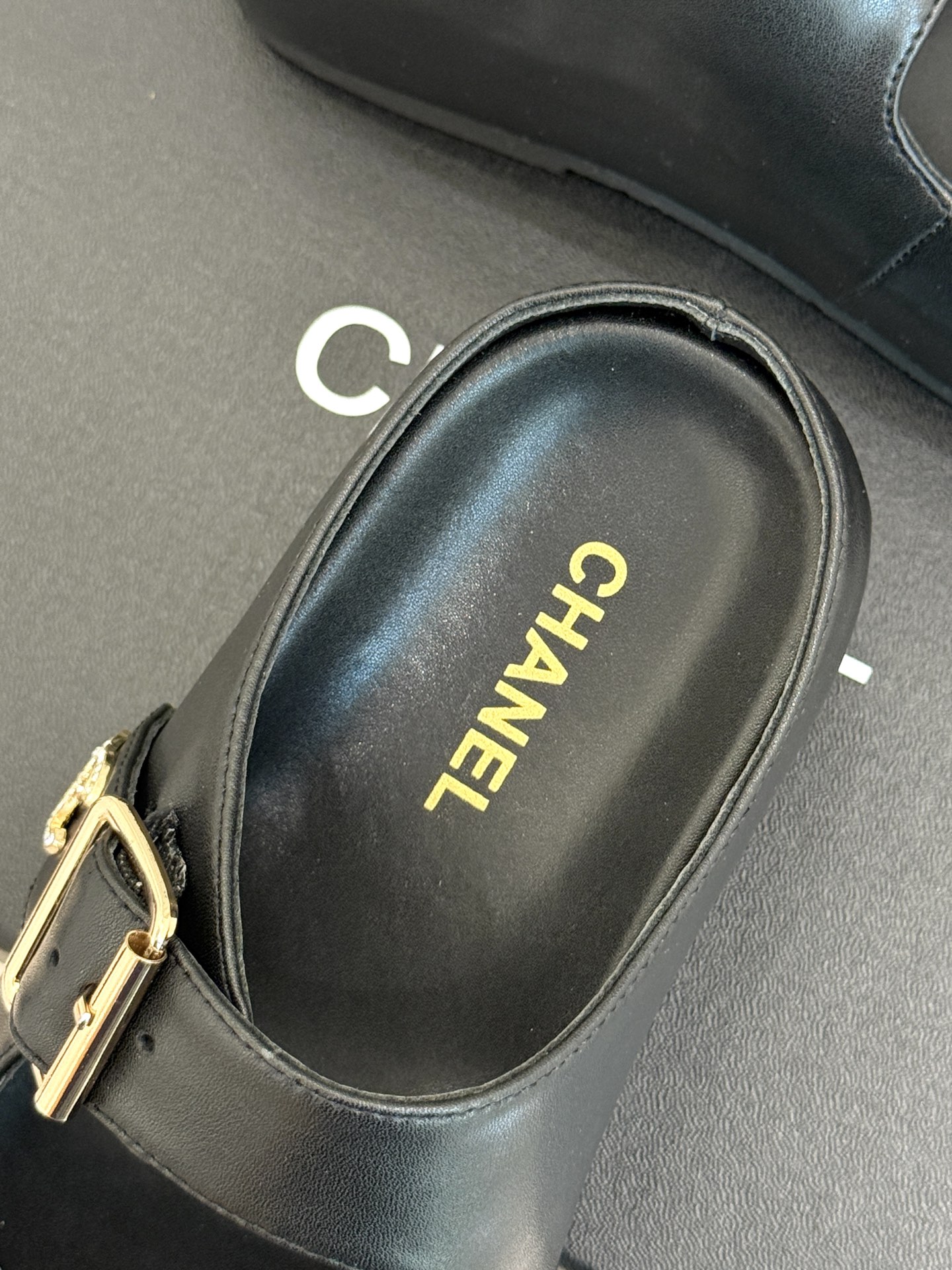 
CHANE* ｜小香25C春夏新品
麻绳菱格厚底拖鞋
小香独特的魅力占据着一席之地
成为时尚达人们的心