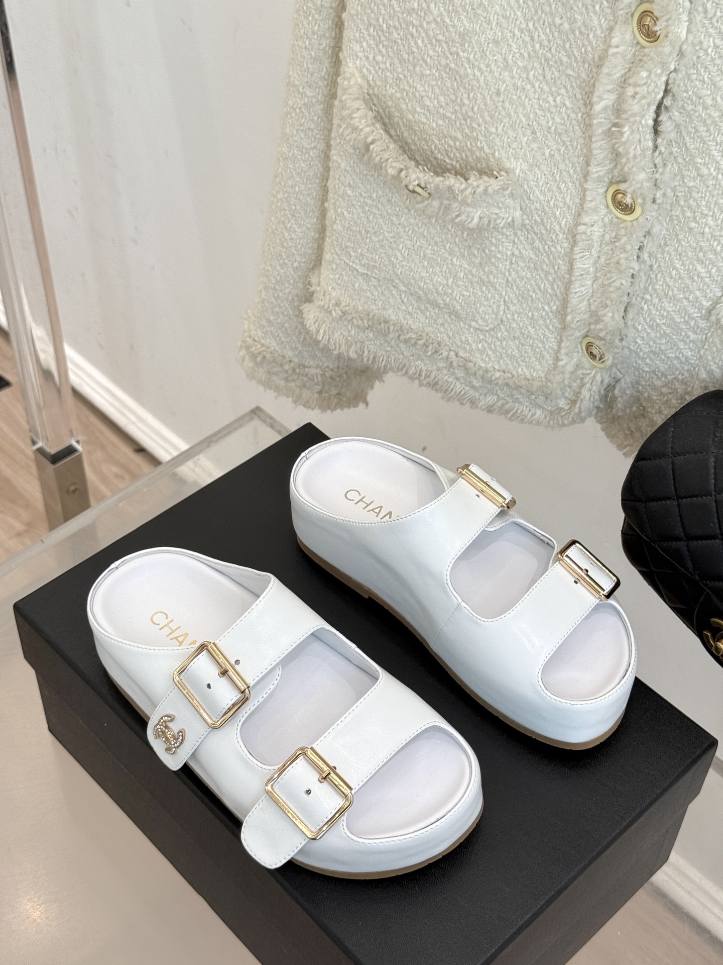 
CHANE* ｜小香25C春夏新品
麻绳菱格厚底拖鞋
小香独特的魅力占据着一席之地
成为时尚达人们的心