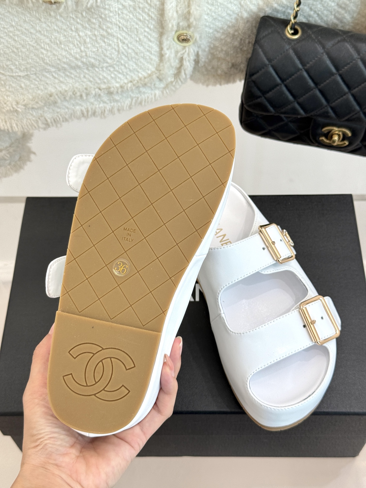 
CHANE* ｜小香25C春夏新品
麻绳菱格厚底拖鞋
小香独特的魅力占据着一席之地
成为时尚达人们的心