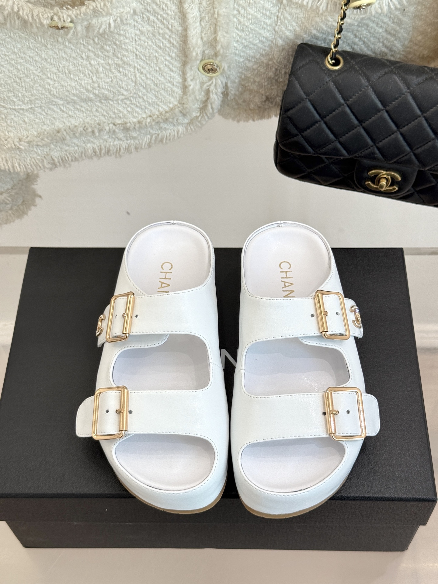 
CHANE* ｜小香25C春夏新品
麻绳菱格厚底拖鞋
小香独特的魅力占据着一席之地
成为时尚达人们的心
