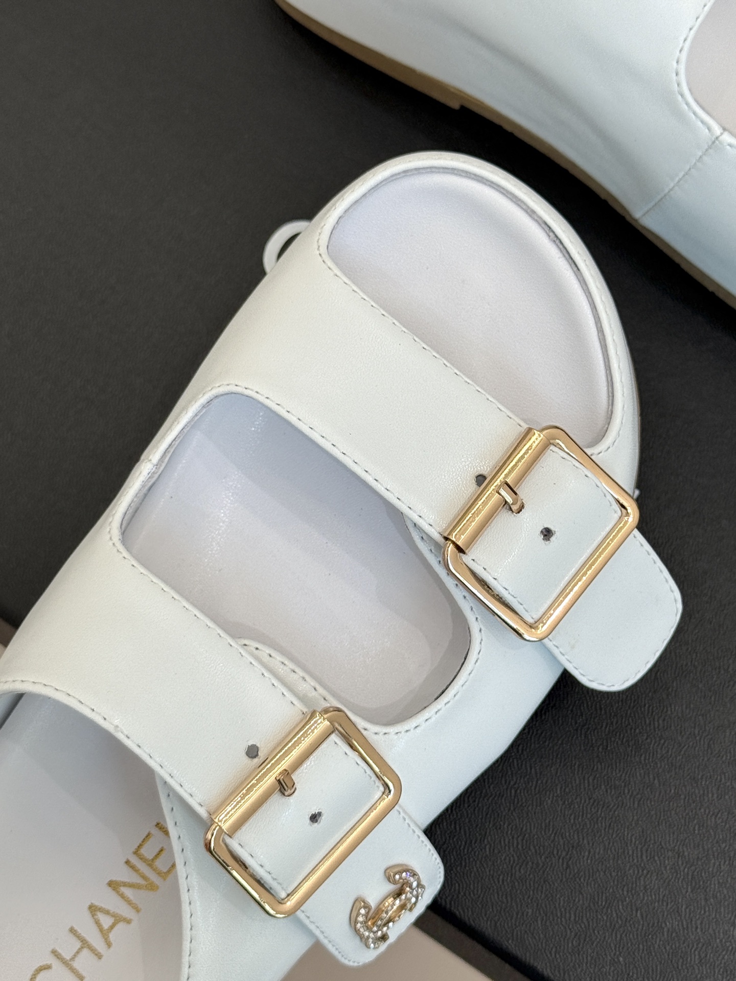 
CHANE* ｜小香25C春夏新品
麻绳菱格厚底拖鞋
小香独特的魅力占据着一席之地
成为时尚达人们的心