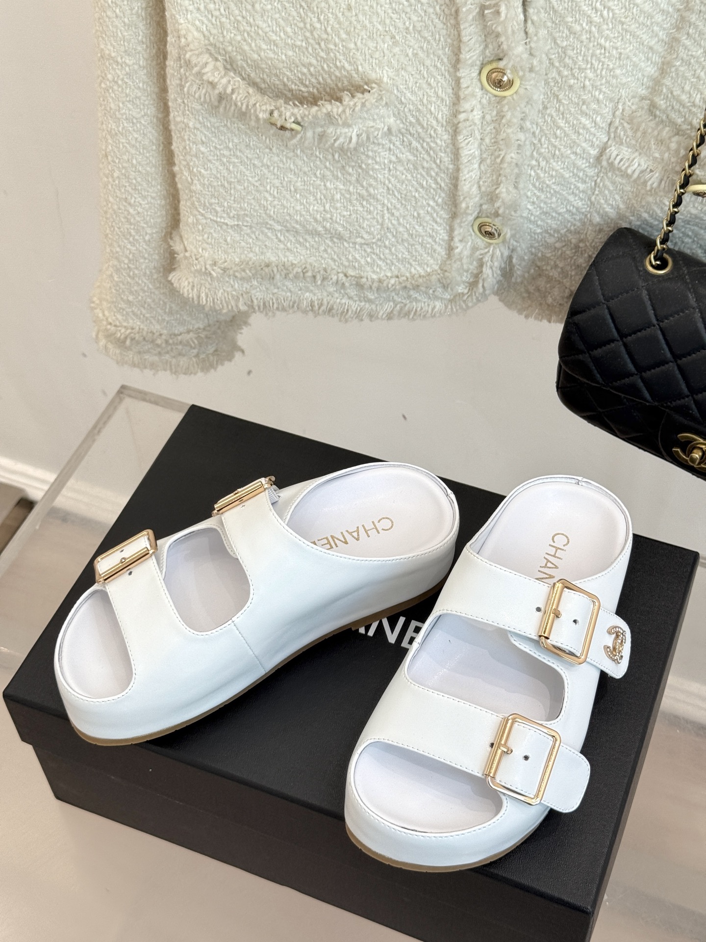
CHANE* ｜小香25C春夏新品
麻绳菱格厚底拖鞋
小香独特的魅力占据着一席之地
成为时尚达人们的心