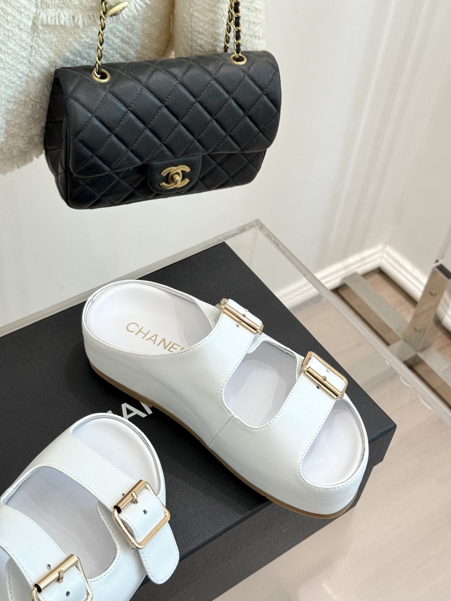 
CHANE* ｜小香25C春夏新品
麻绳菱格厚底拖鞋
小香独特的魅力占据着一席之地
成为时尚达人们的心