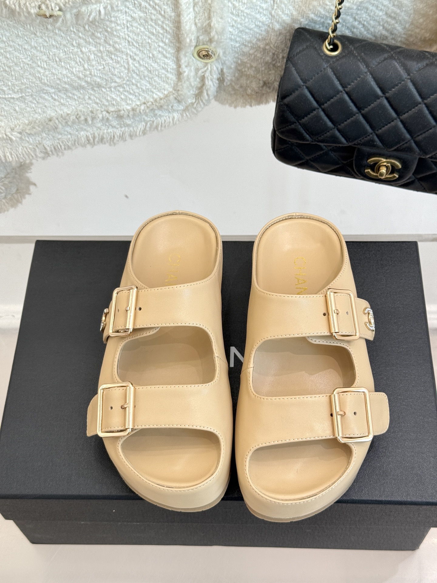 
CHANE* ｜小香25C春夏新品
麻绳菱格厚底拖鞋
小香独特的魅力占据着一席之地
成为时尚达人们的心