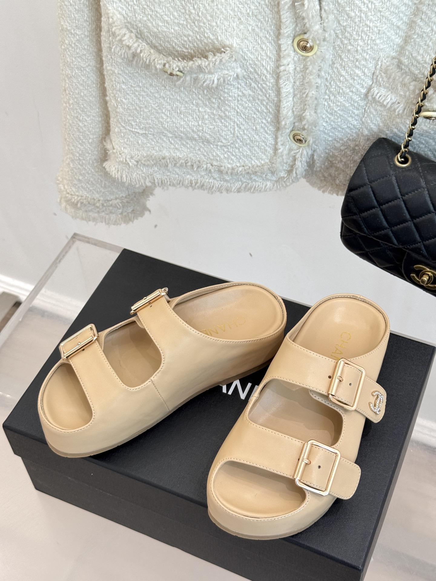 
CHANE* ｜小香25C春夏新品
麻绳菱格厚底拖鞋
小香独特的魅力占据着一席之地
成为时尚达人们的心