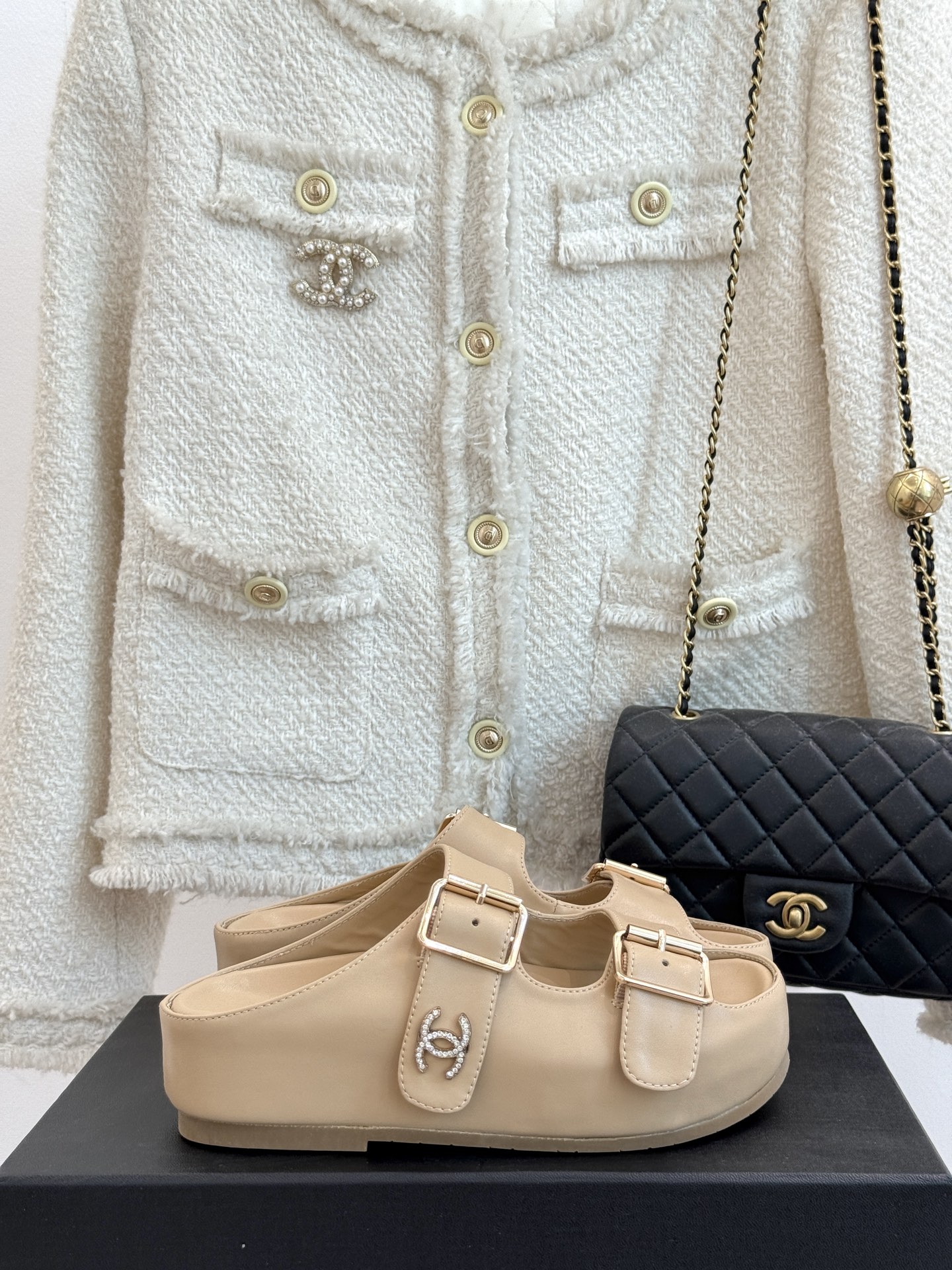 
CHANE* ｜小香25C春夏新品
麻绳菱格厚底拖鞋
小香独特的魅力占据着一席之地
成为时尚达人们的心