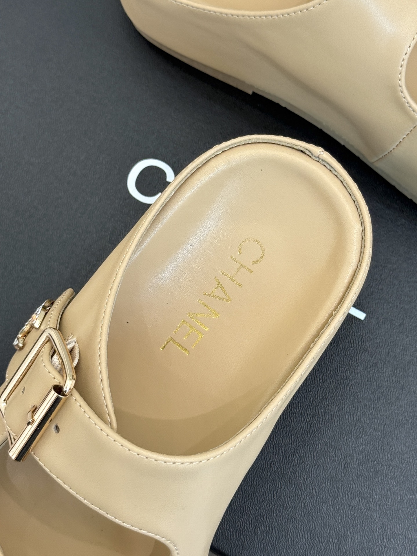 
CHANE* ｜小香25C春夏新品
麻绳菱格厚底拖鞋
小香独特的魅力占据着一席之地
成为时尚达人们的心