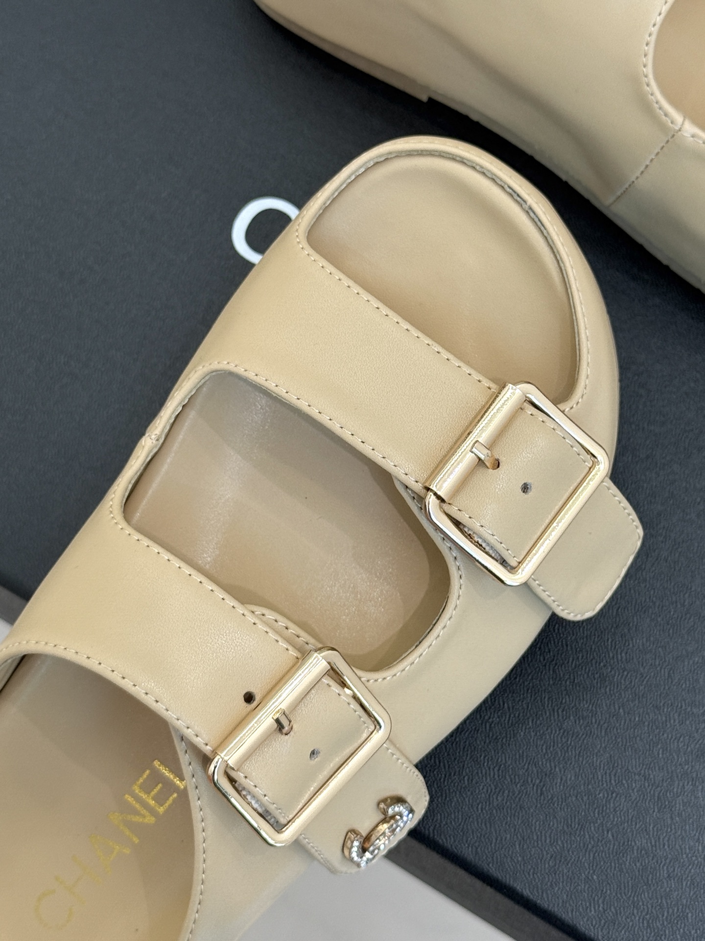 
CHANE* ｜小香25C春夏新品
麻绳菱格厚底拖鞋
小香独特的魅力占据着一席之地
成为时尚达人们的心
