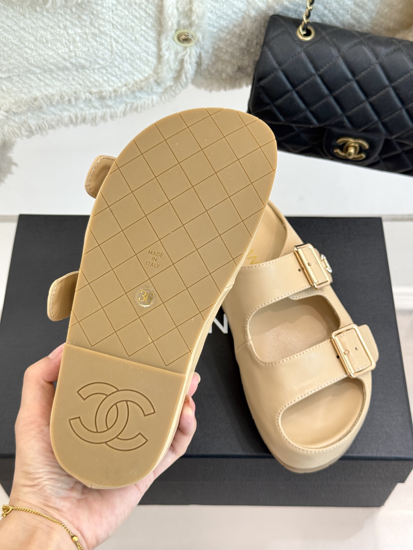 
CHANE* ｜小香25C春夏新品
麻绳菱格厚底拖鞋
小香独特的魅力占据着一席之地
成为时尚达人们的心