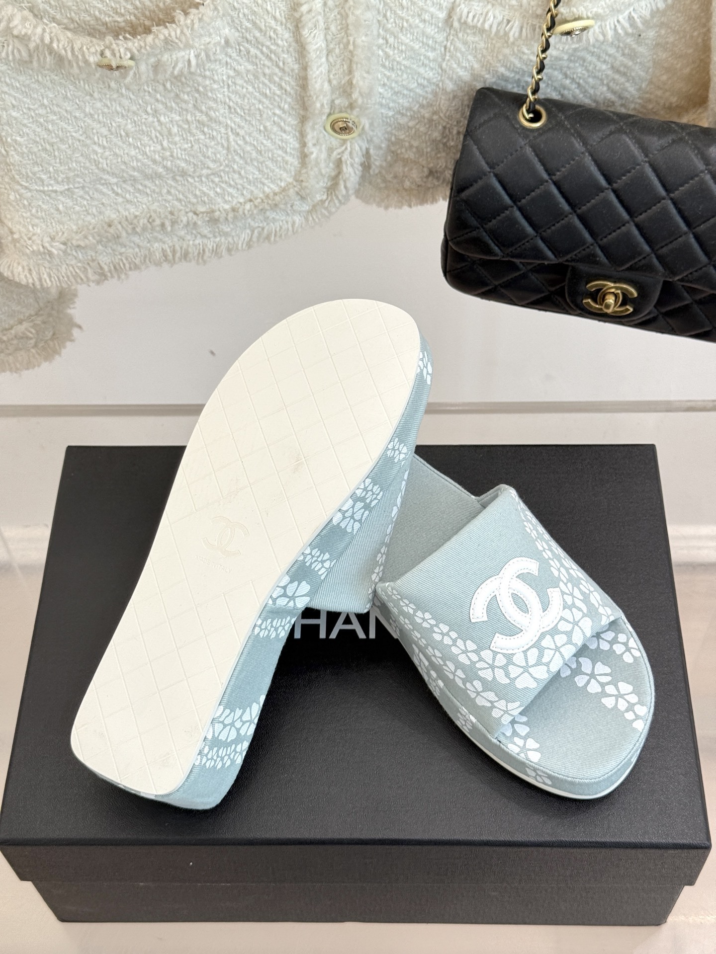 CHANE* |小香25。春夏新品
双C印花厚底拖鞋
解锁夏日时髦密码 度假必入
此单品能轻而易举地抓