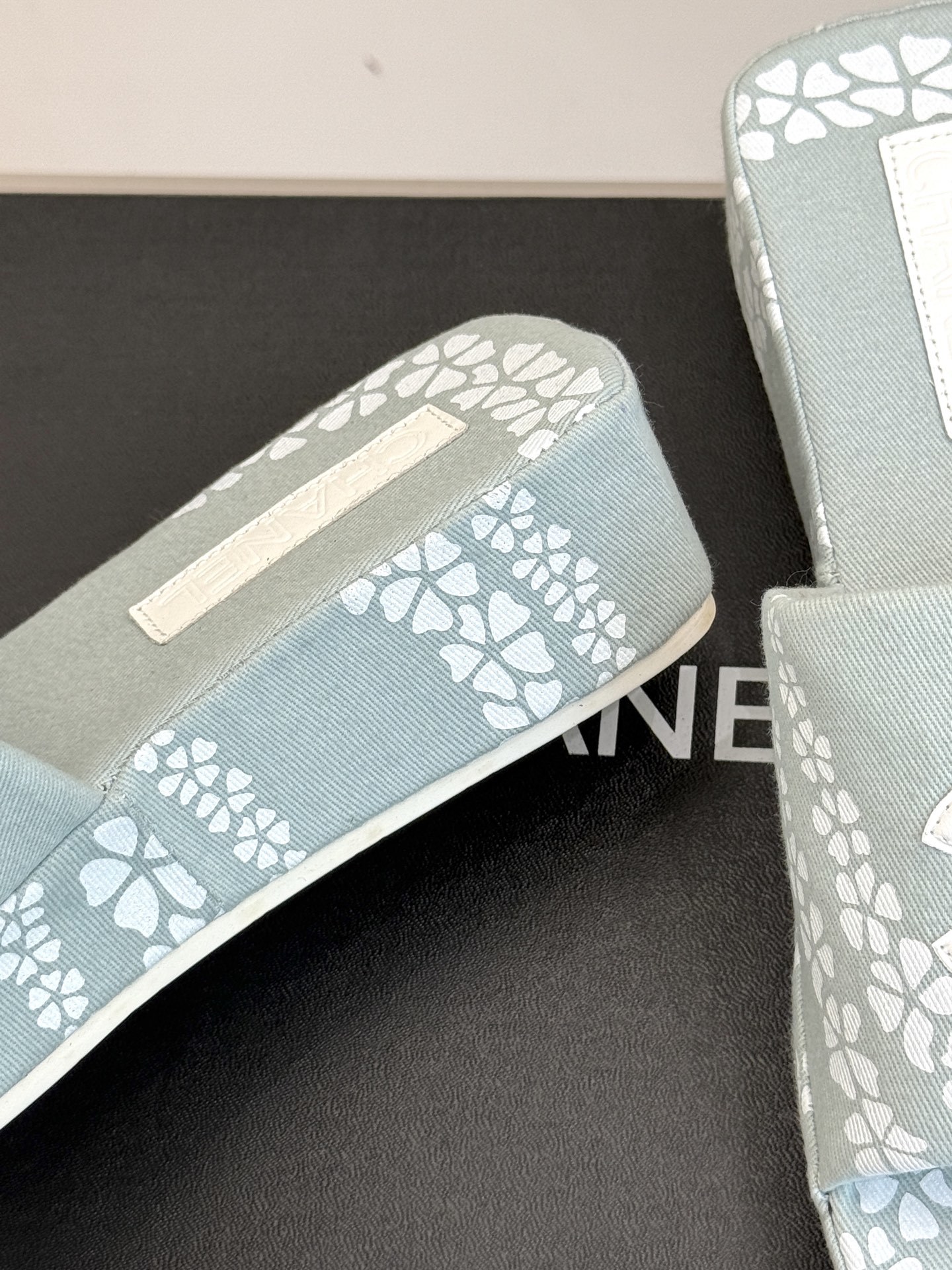 CHANE* |小香25。春夏新品
双C印花厚底拖鞋
解锁夏日时髦密码 度假必入
此单品能轻而易举地抓