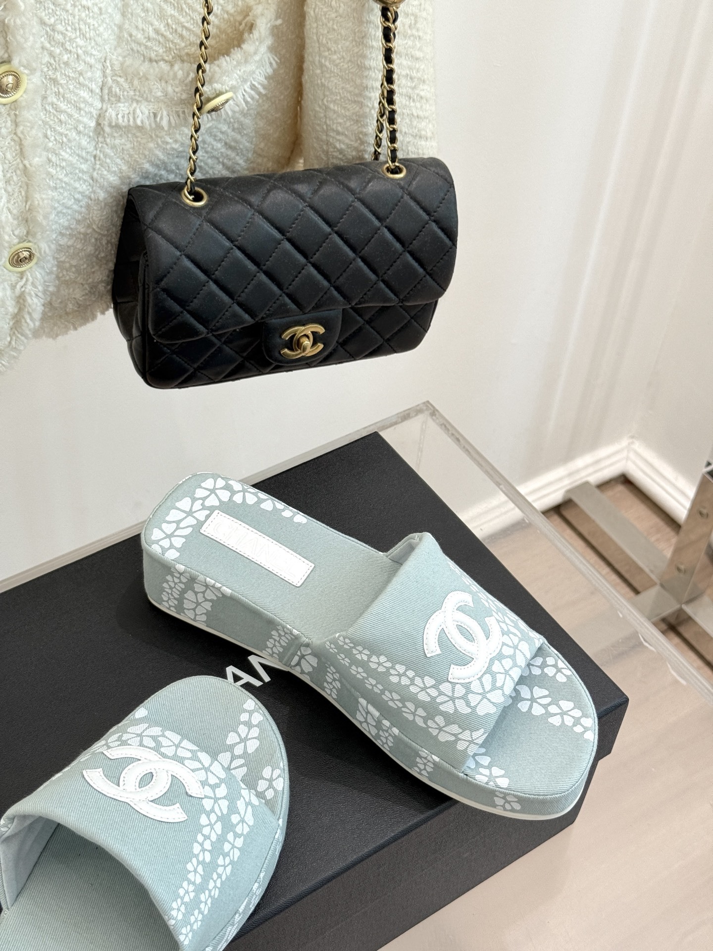 CHANE* |小香25。春夏新品
双C印花厚底拖鞋
解锁夏日时髦密码 度假必入
此单品能轻而易举地抓