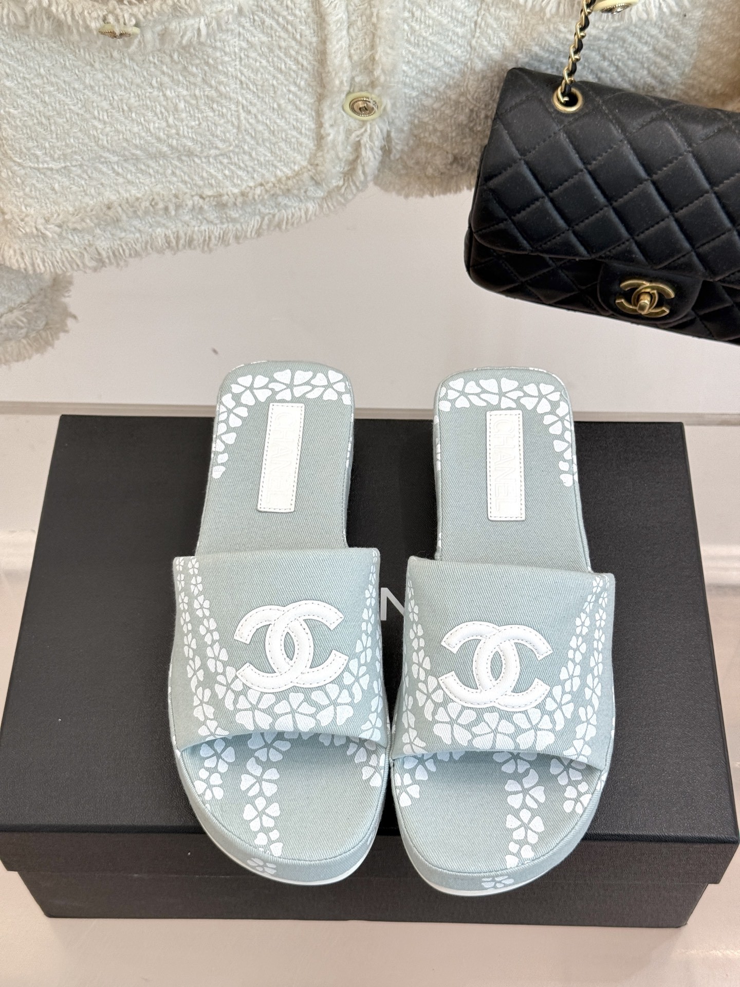CHANE* |小香25。春夏新品
双C印花厚底拖鞋
解锁夏日时髦密码 度假必入
此单品能轻而易举地抓