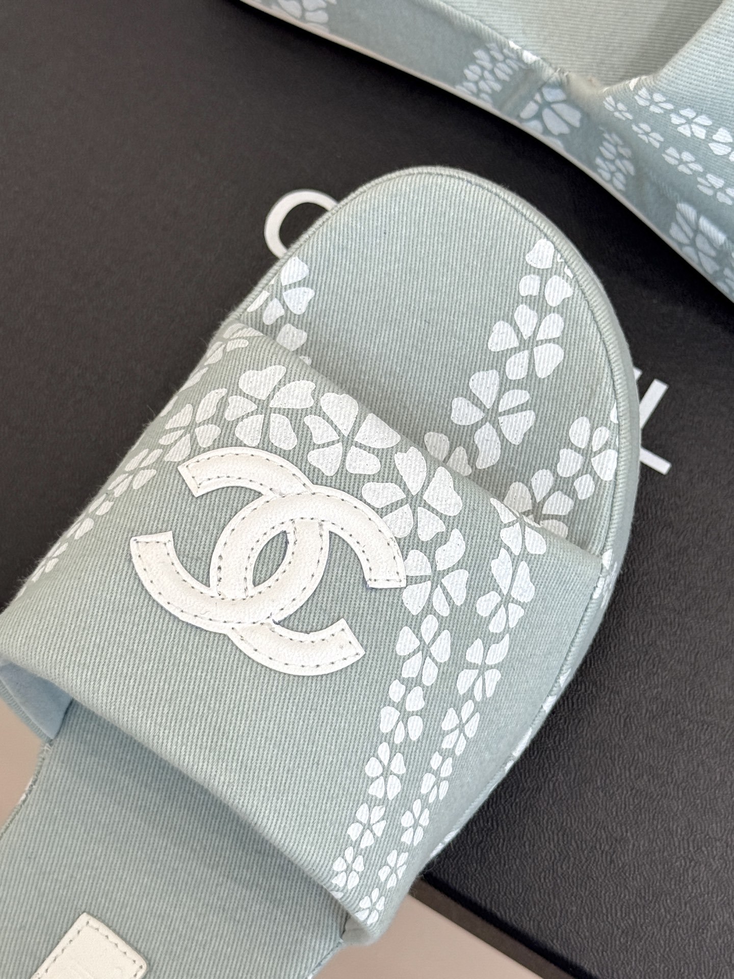 CHANE* |小香25。春夏新品
双C印花厚底拖鞋
解锁夏日时髦密码 度假必入
此单品能轻而易举地抓