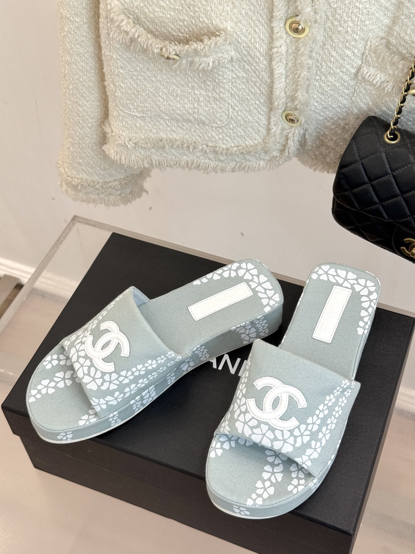 CHANE* |小香25。春夏新品
双C印花厚底拖鞋
解锁夏日时髦密码 度假必入
此单品能轻而易举地抓