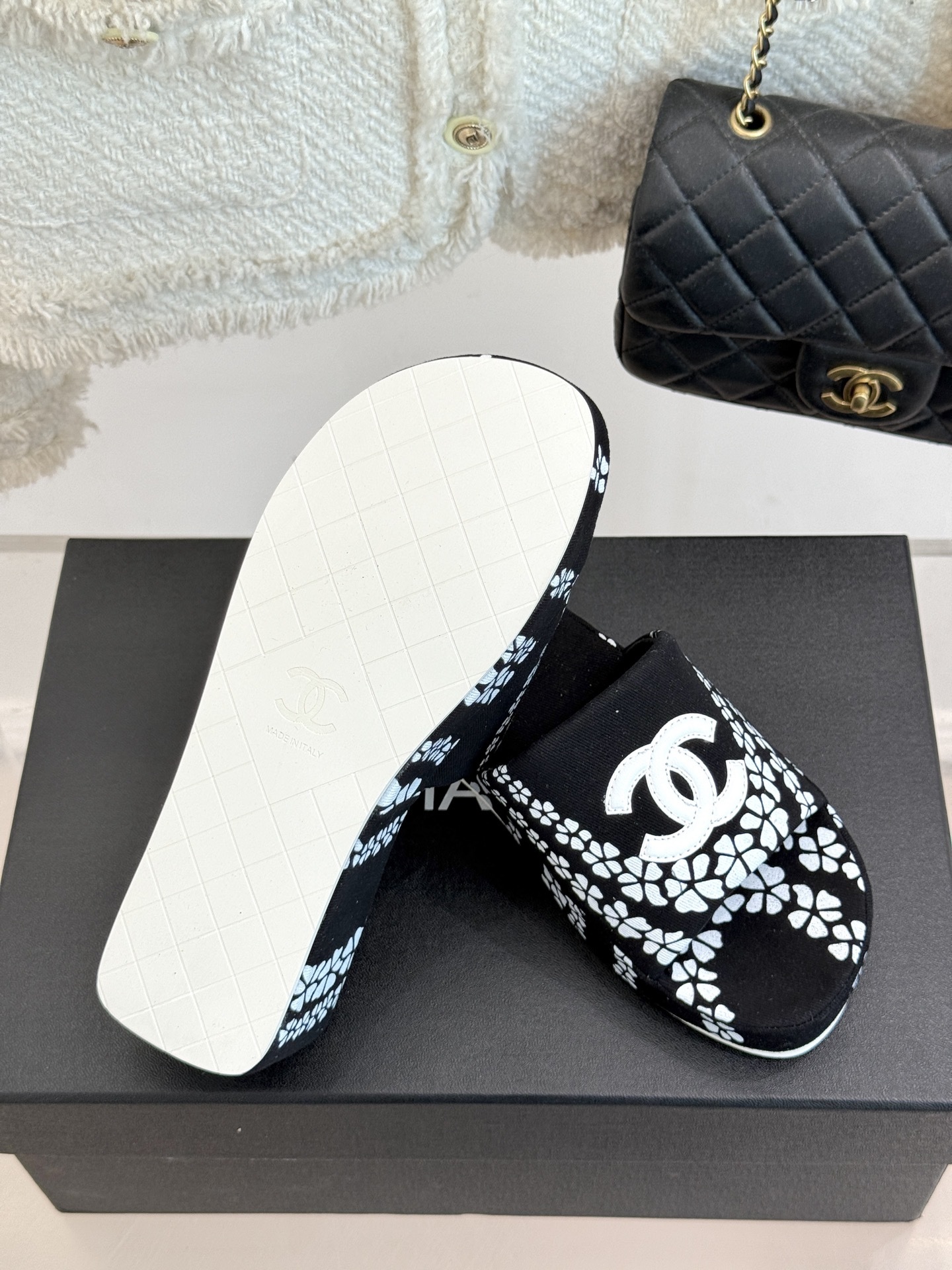CHANE* |小香25。春夏新品
双C印花厚底拖鞋
解锁夏日时髦密码 度假必入
此单品能轻而易举地抓