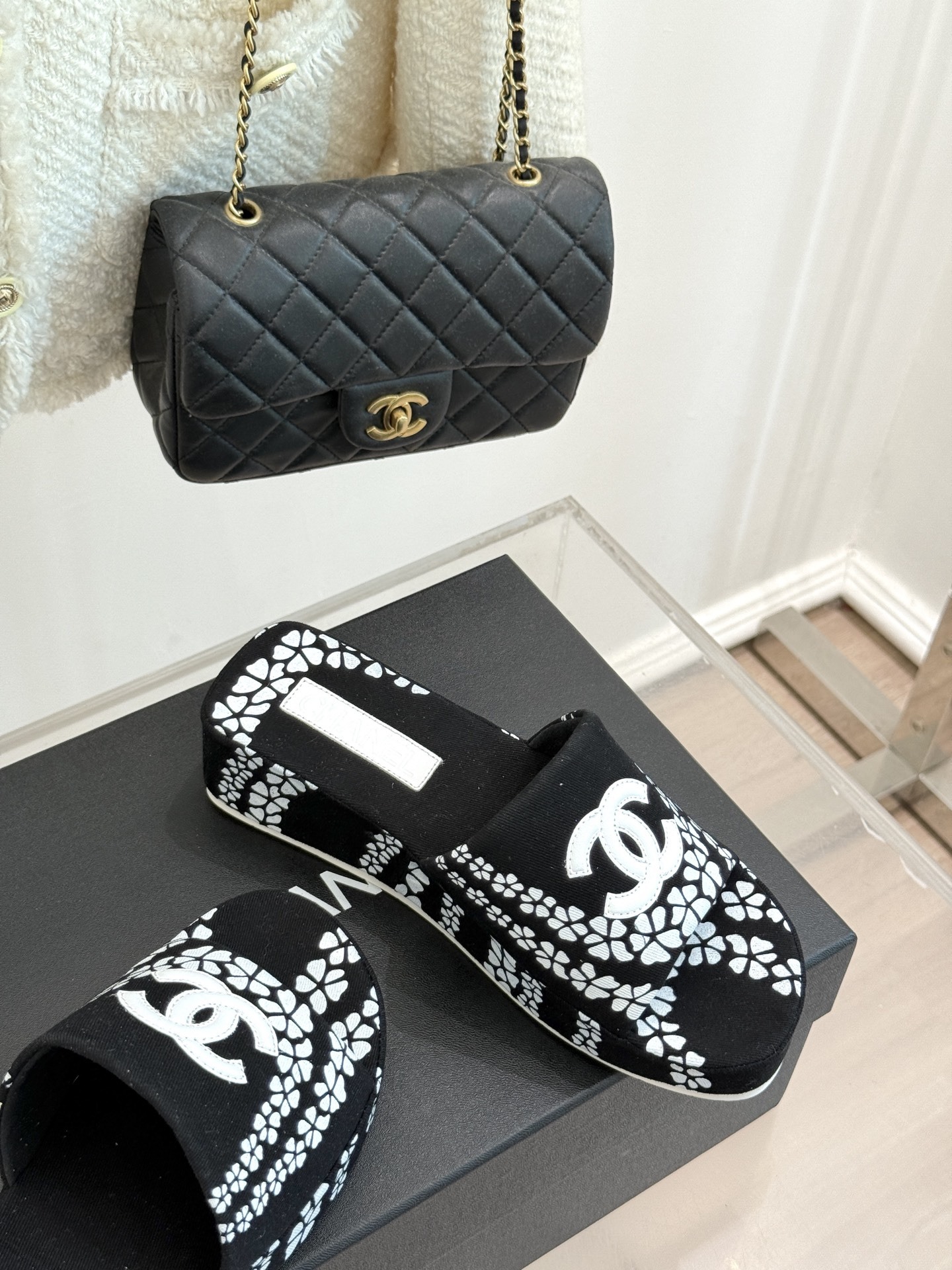 CHANE* |小香25。春夏新品
双C印花厚底拖鞋
解锁夏日时髦密码 度假必入
此单品能轻而易举地抓