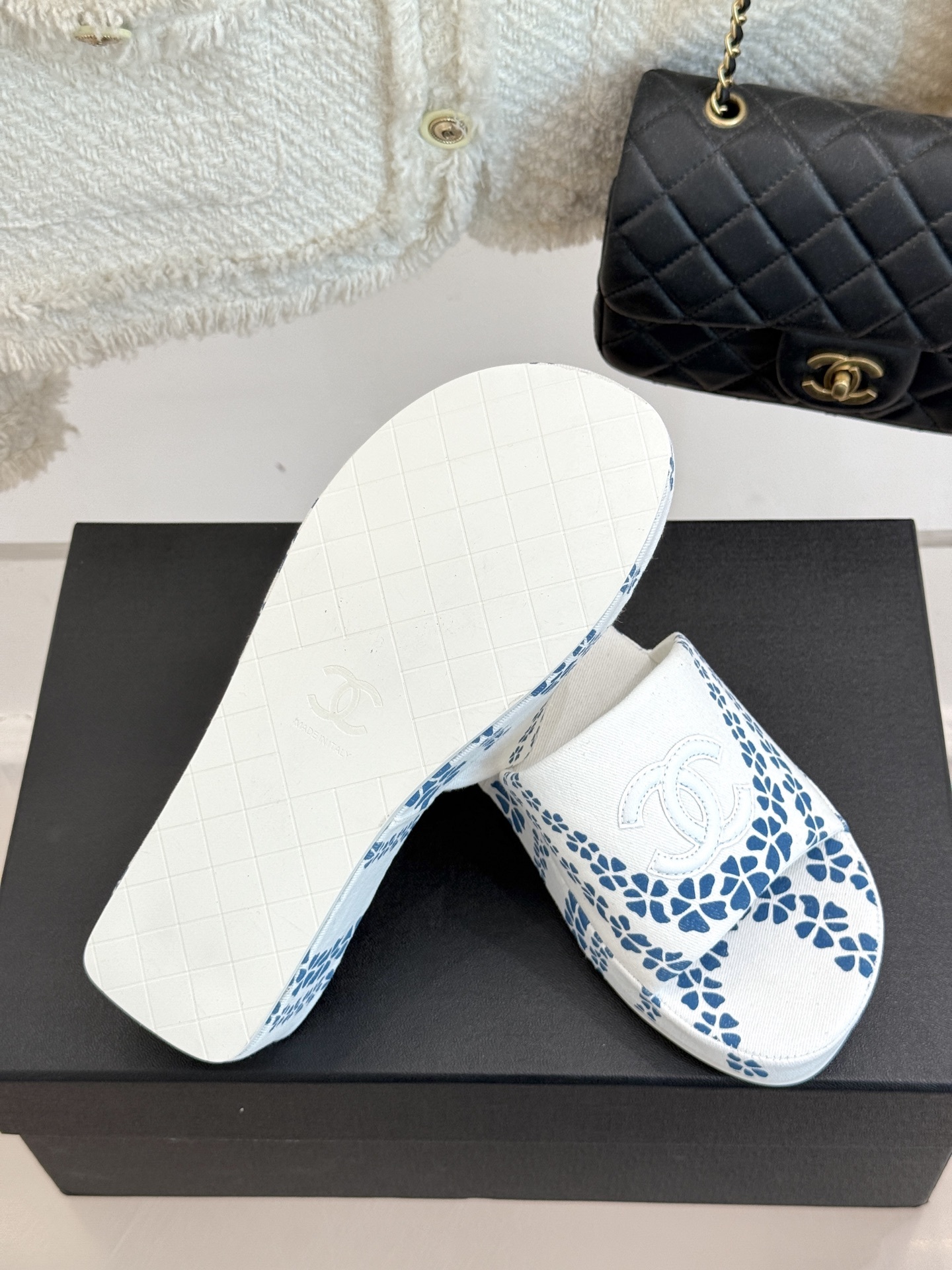 CHANE* |小香25。春夏新品
双C印花厚底拖鞋
解锁夏日时髦密码 度假必入
此单品能轻而易举地抓
