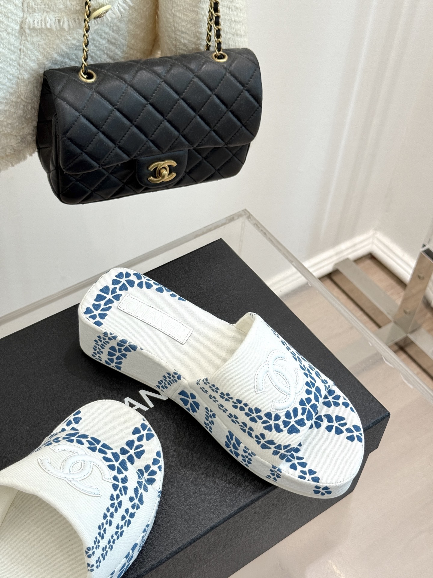 CHANE* |小香25。春夏新品
双C印花厚底拖鞋
解锁夏日时髦密码 度假必入
此单品能轻而易举地抓