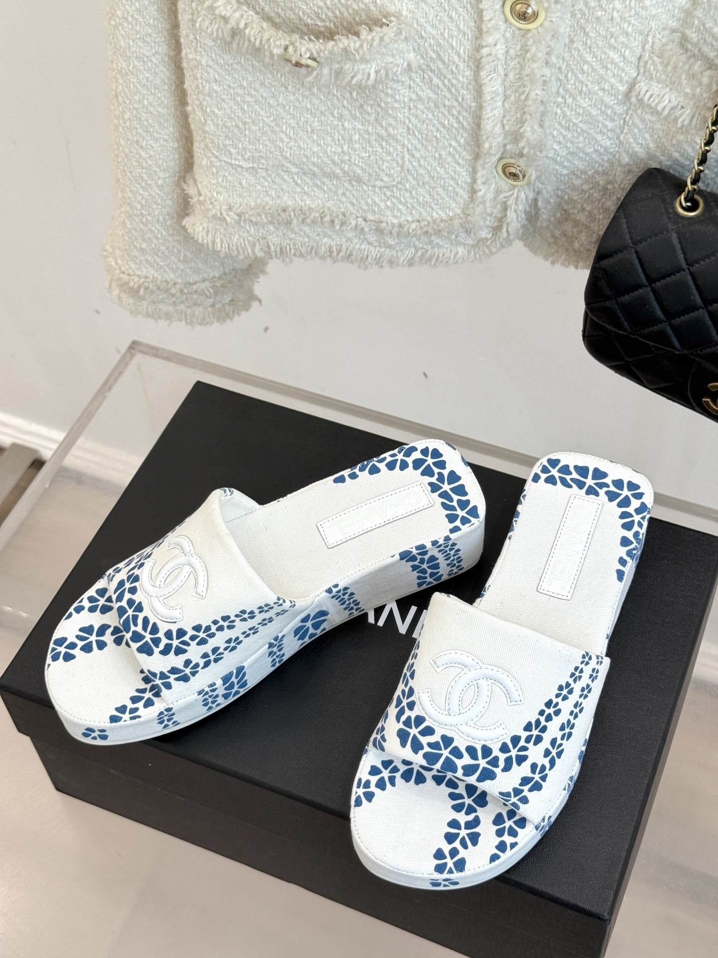 CHANE* |小香25。春夏新品
双C印花厚底拖鞋
解锁夏日时髦密码 度假必入
此单品能轻而易举地抓