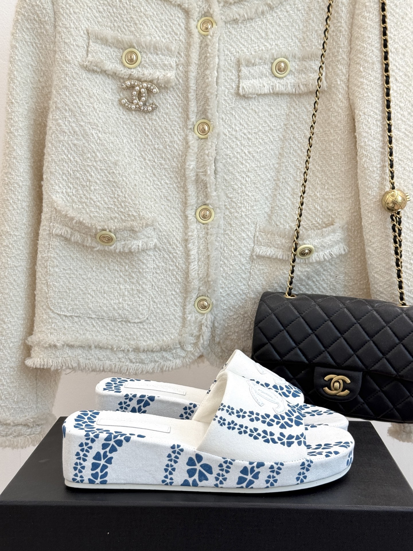 CHANE* |小香25。春夏新品
双C印花厚底拖鞋
解锁夏日时髦密码 度假必入
此单品能轻而易举地抓