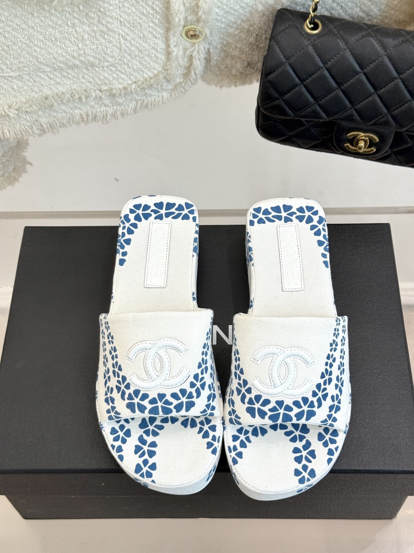 CHANE* |小香25。春夏新品
双C印花厚底拖鞋
解锁夏日时髦密码 度假必入
此单品能轻而易举地抓