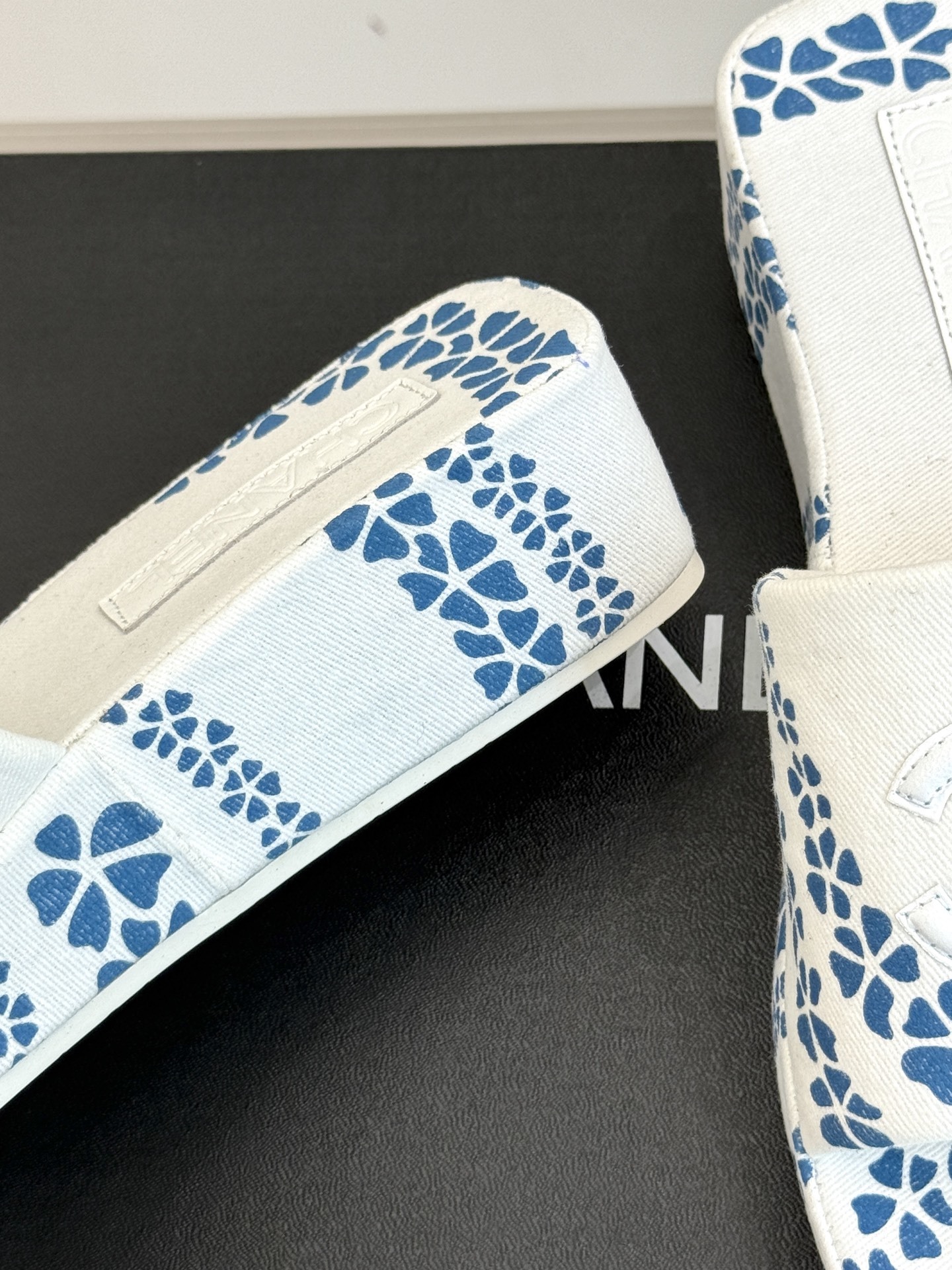 CHANE* |小香25。春夏新品
双C印花厚底拖鞋
解锁夏日时髦密码 度假必入
此单品能轻而易举地抓